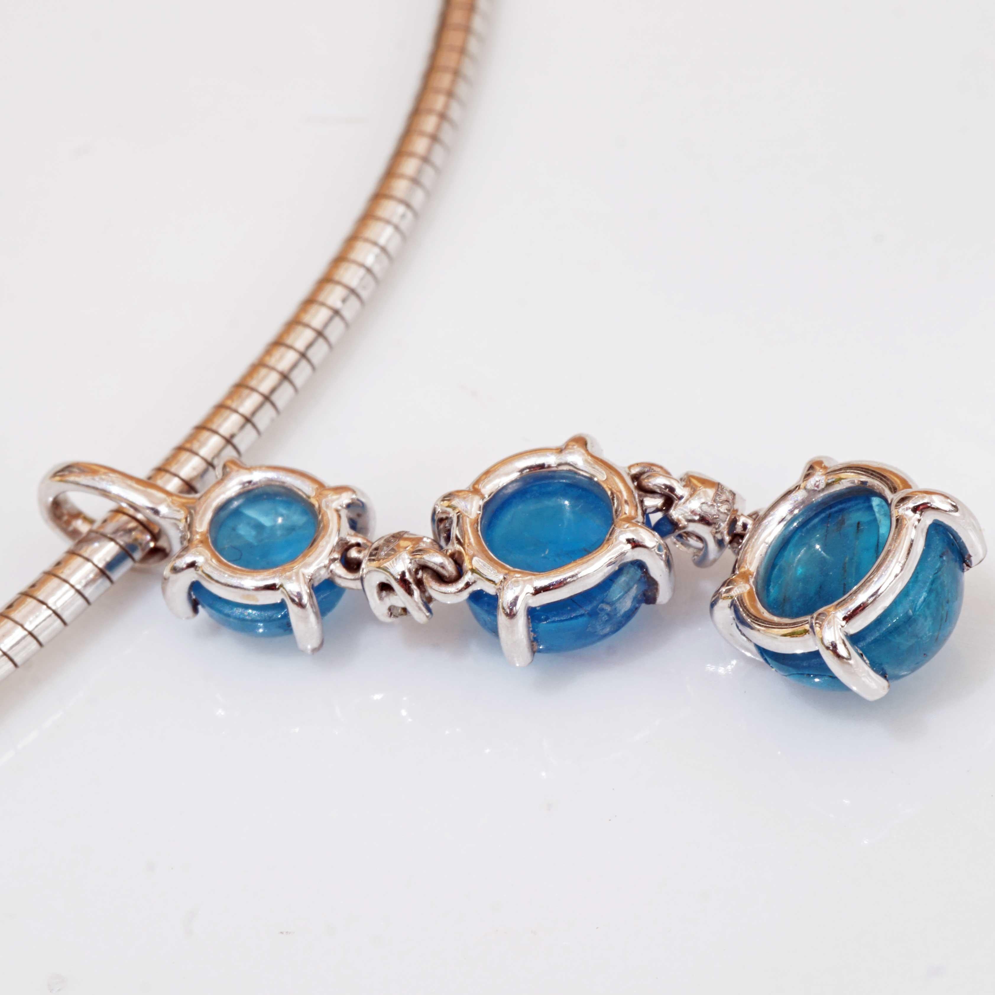 Moderne Pendentif NEON couleur bleue apatite et diamants magnifique invisible couleur 3,78 carats en vente