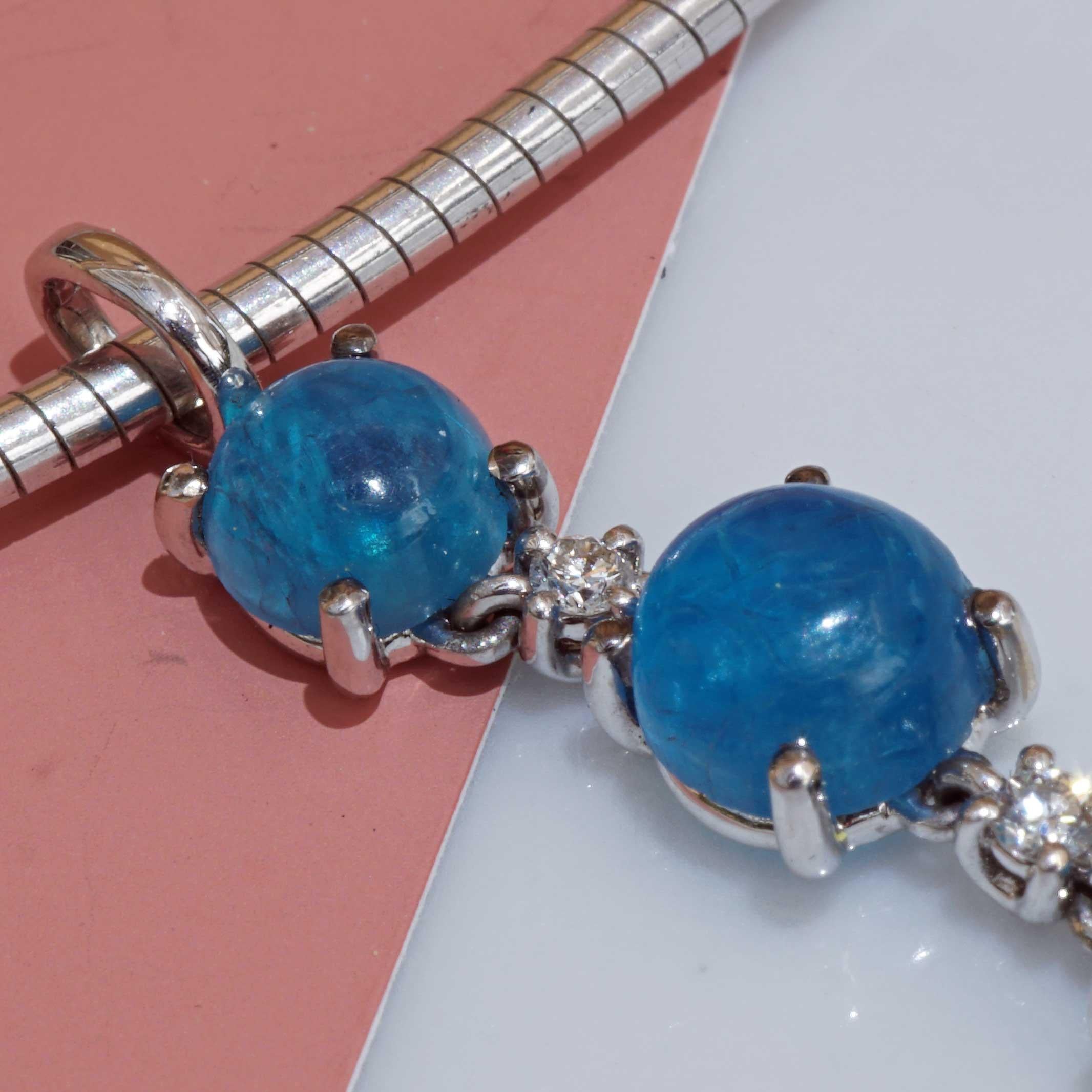 Taille cabochon Pendentif NEON couleur bleue apatite et diamants magnifique invisible couleur 3,78 carats en vente