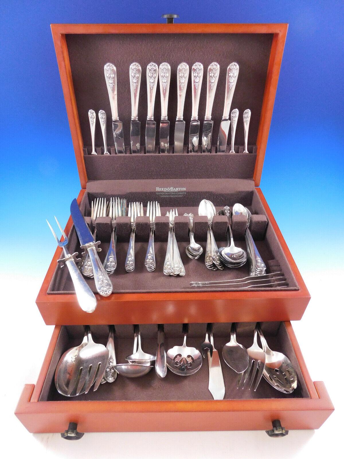 Raro Ciondolo di frutta di Lunt, c1939, set di posate in argento sterling con splendido disegno di frutta pendente in alto rilievo, 89 pezzi. Questo set comprende:

8 coltelli, 9
8 forchette, 7 1/4