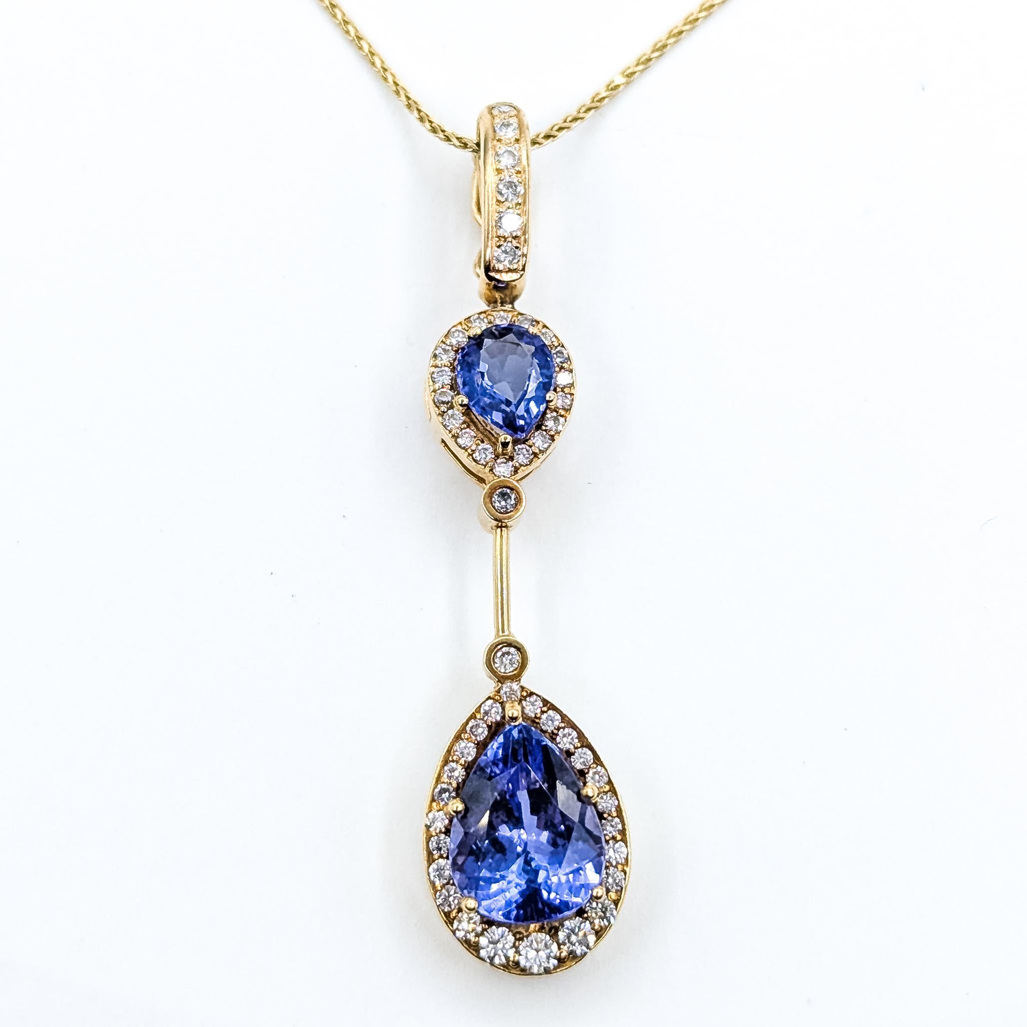 Pendentif Poire Tanzanite et Diamant en or jaune 14k

Cet élégant pendentif en forme de goutte est réalisé en or jaune 14k et met en valeur deux tanzanites violettes richement colorées totalisant 4,75 carats. Chaque tanzanite en forme de poire est