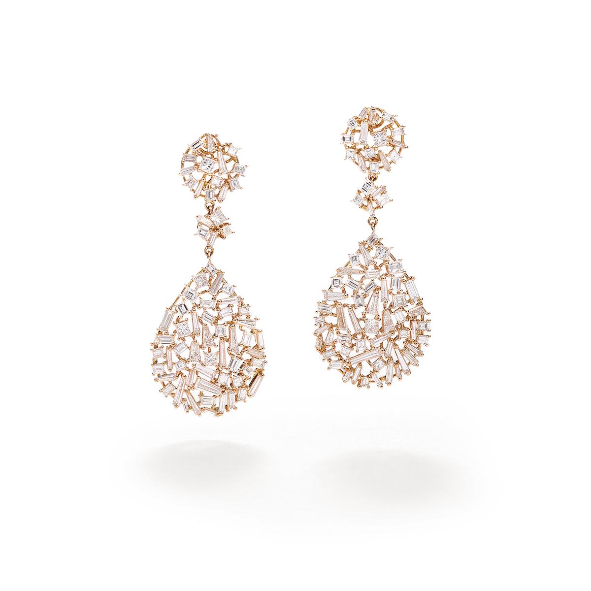 Boucles d'oreilles en or rose 18 carats serties de 139 diamants taille baguette, princesse et conique 7,61 cts   
