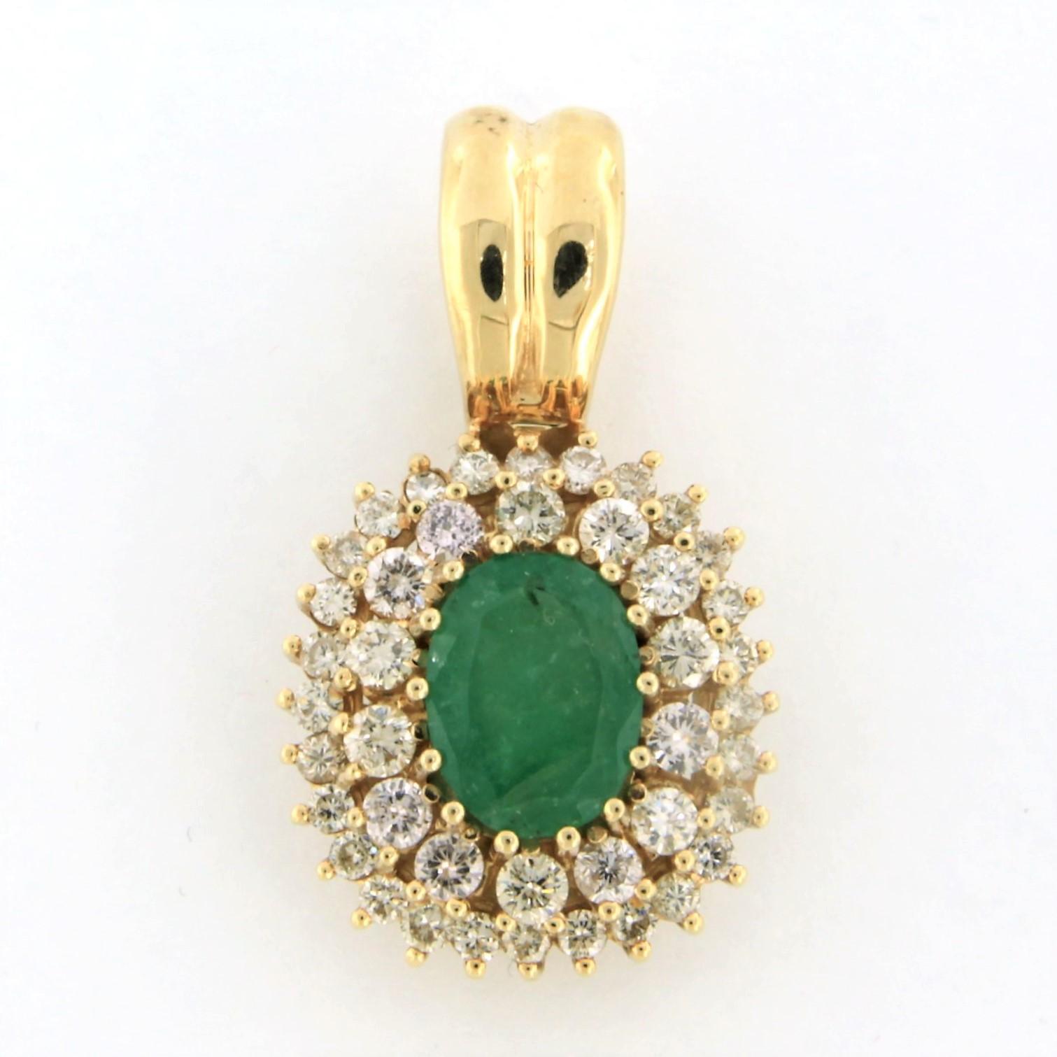 14k yellow gold pendant set with emerald and brilliant cut diamonds. 1.00ct – H/I – VS/SI

Detailed description:

the size of the pendant is 2.8 cm long by 1.5 cm wide

Total weight 6.2 grams

set with

- 1 x 8.6 mm x 6.3 mm oval facet cut