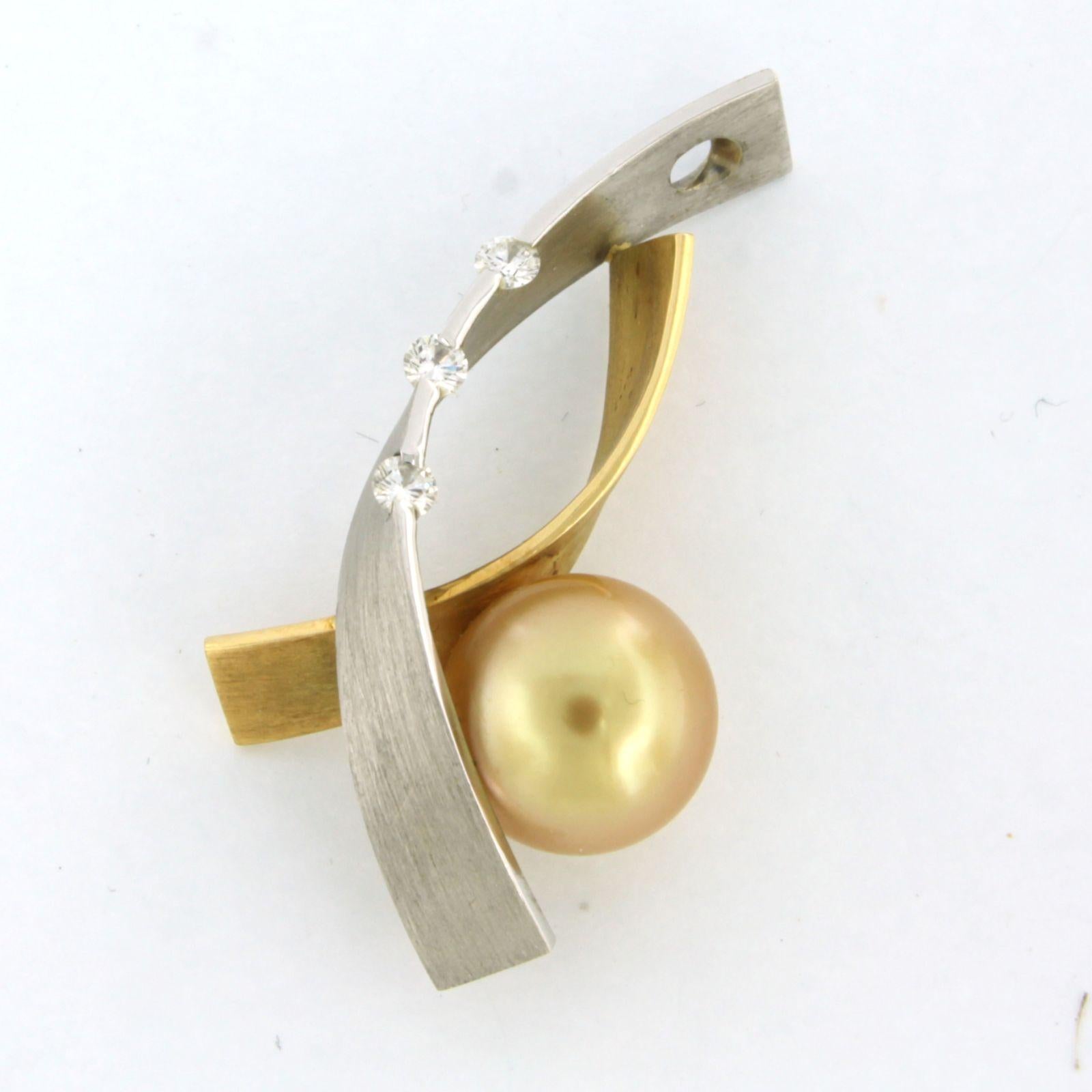 Brilliant Cut Pendant set with South sea pearl and diamonds 18k bicolour gold For Sale