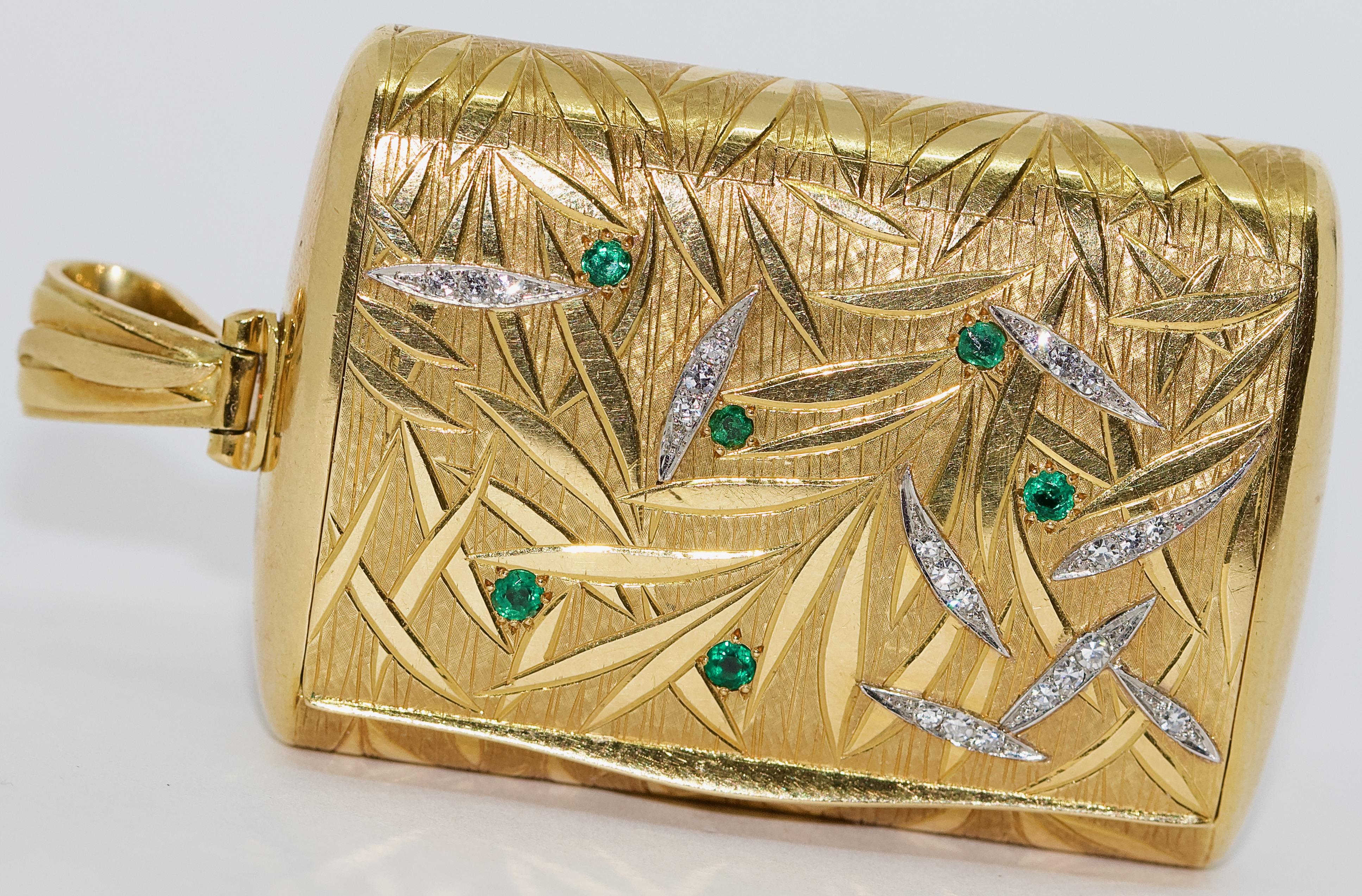 Enchanting, heavy pendant, 18 Karat gold, with emeralds and diamonds, as a small (snuff) box (little jar) for e.g. Tobacco, medicines or memorabilia.

The pendant is from the Berlin precious jeweler Heinz Wipperfeld.
Hallmarked. 

Dimensions are