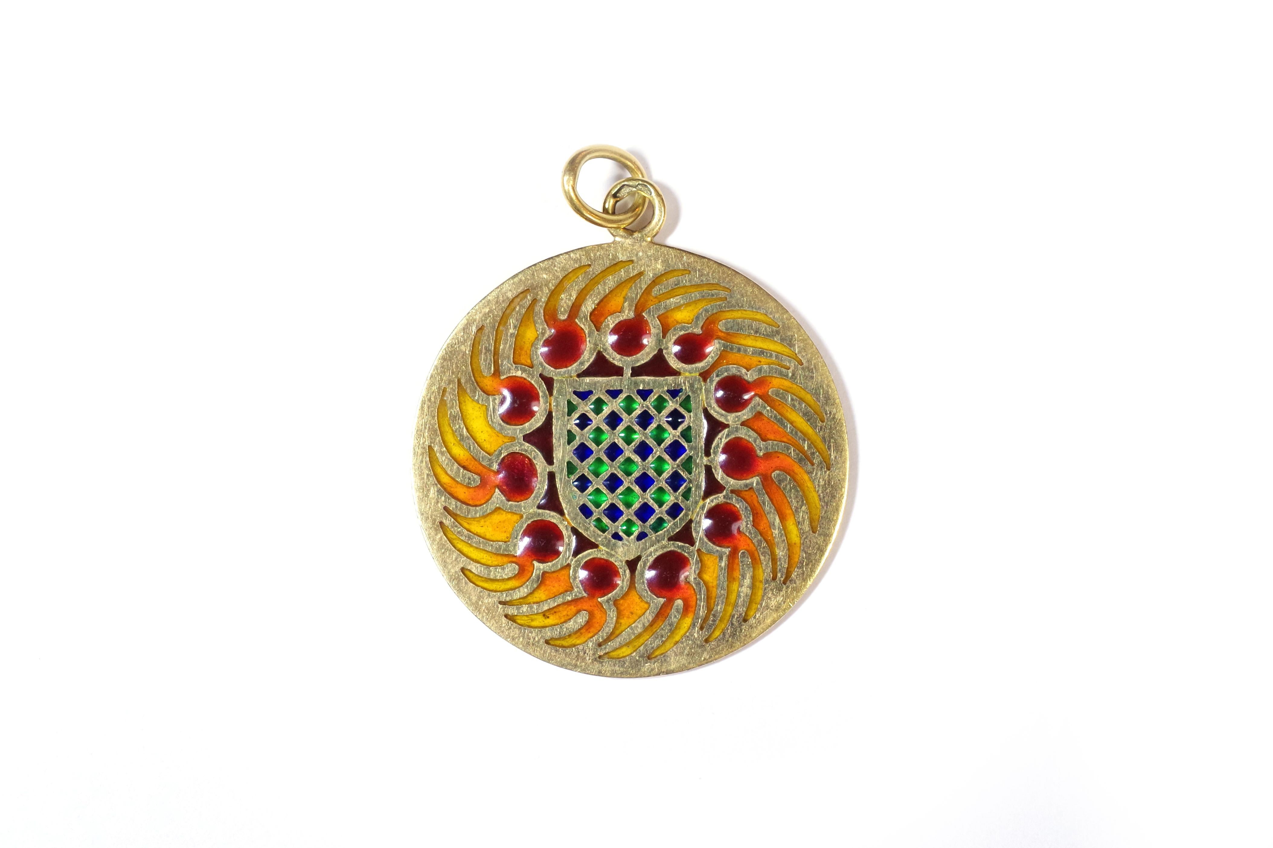 Pendant stained glass enamel in yellow gold 18 karats. Circular medallion decorated with translucent enamel or 