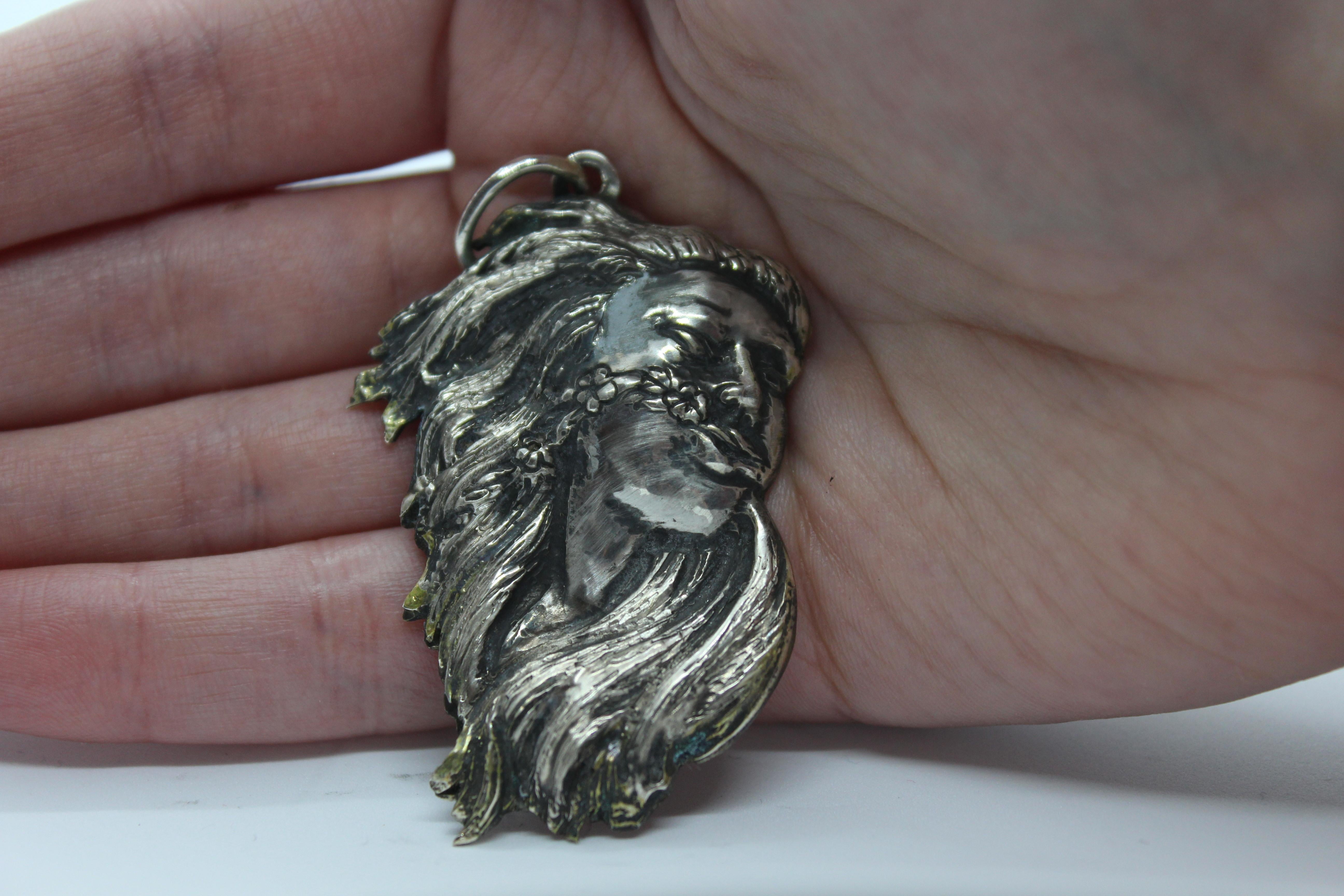 The “Clori” pendant is part of our jewelry line “Homage to the ancestors”, inspired by famous oeuvres of great artists. Specifically, this pendant represents Clori: one of the main characters of the well- known Primavera of Botticelli. All our