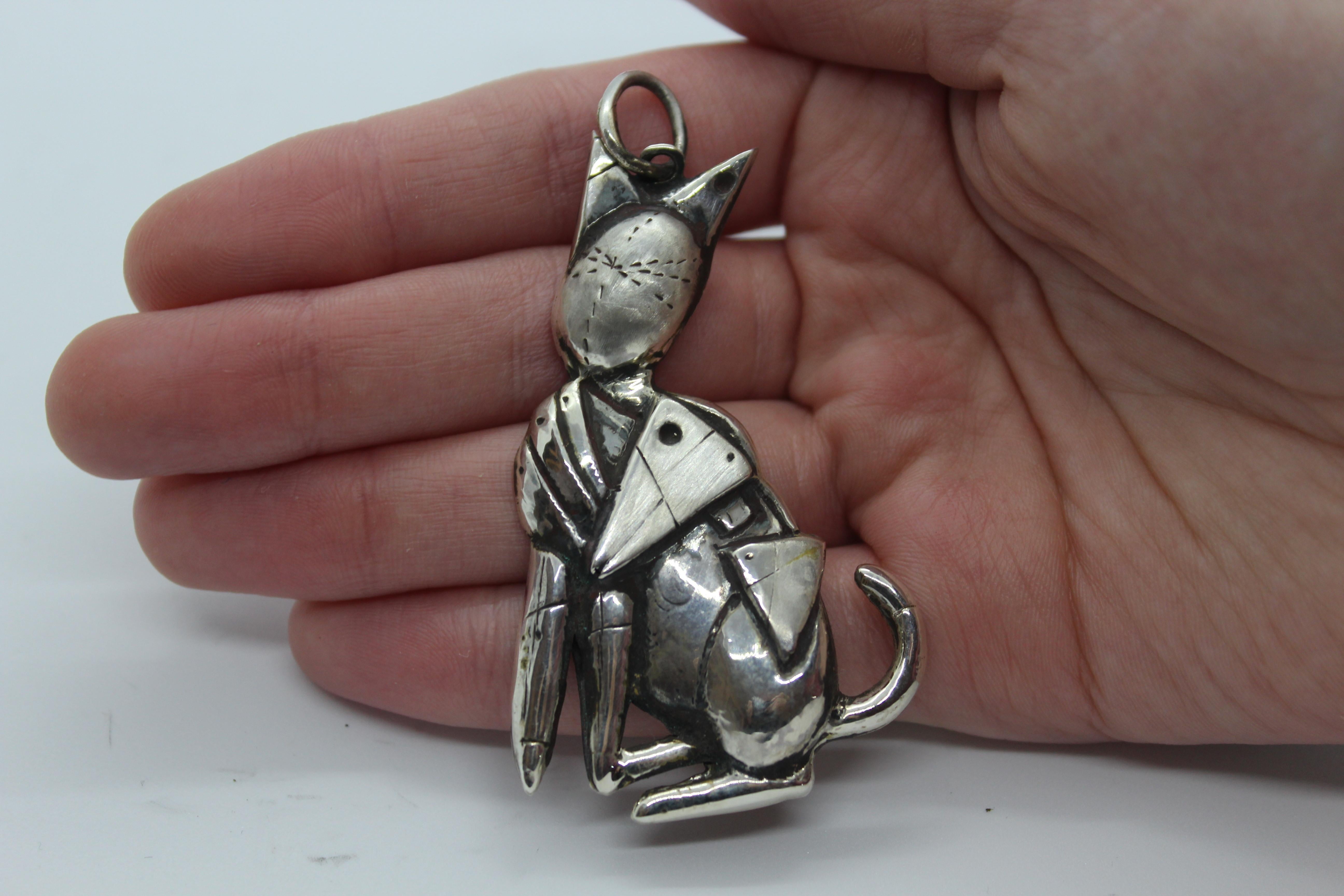 The “De Chirico” pendant is part of our jewelry line “Homage to the ancestors”, inspired by famous oeuvres of great artists. Specifically, this pendant represents the well- known Cat of De Chirico. All our sterling silver pieces of jewelry are