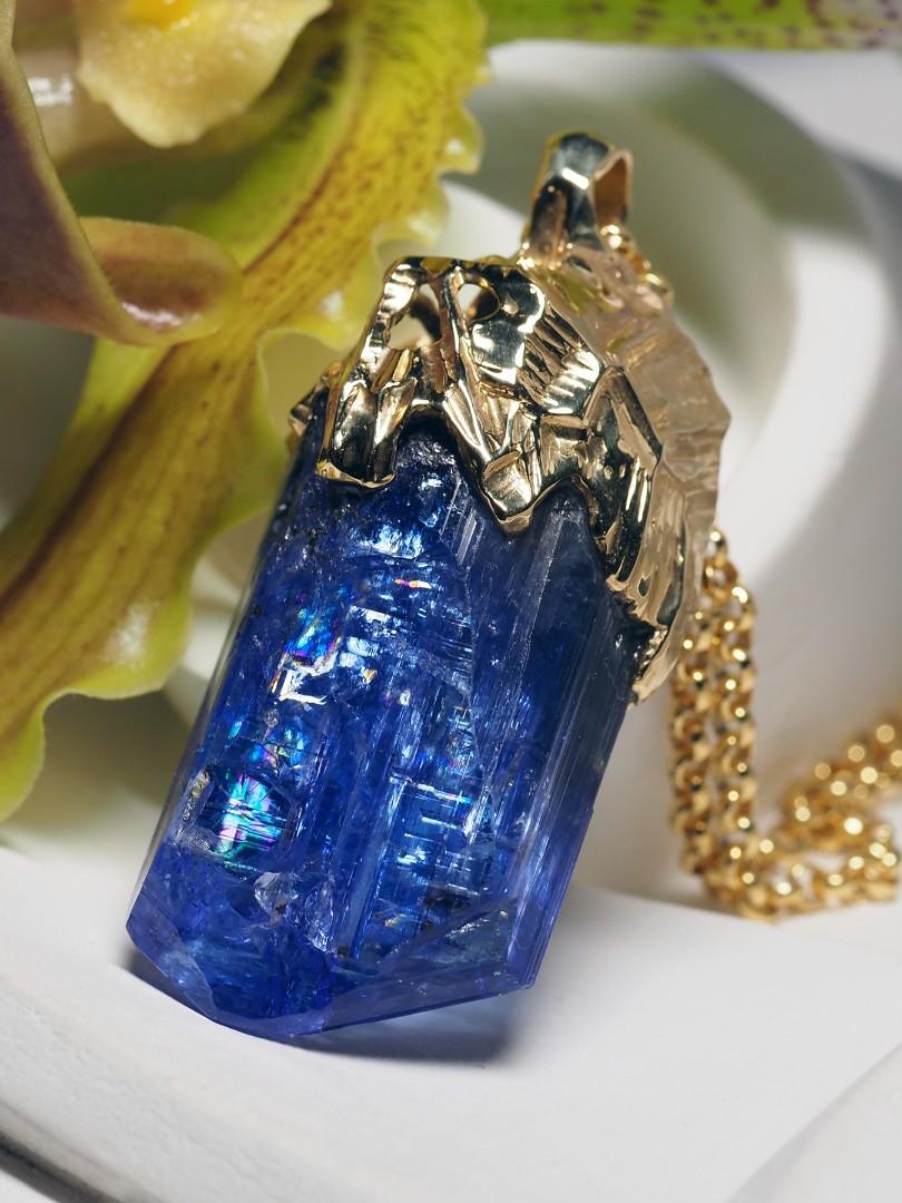 A big 14k yellow gold pendant with natural high quality raw tanzanite crystal 

tanzanite origin - Tanzania

gemstone measurements - 0.71 х 0.87 х 1.46 in / 18 х 22 х 37 mm

weight of the gemstone - 108.45 carat

weight of the pendant - 31.39