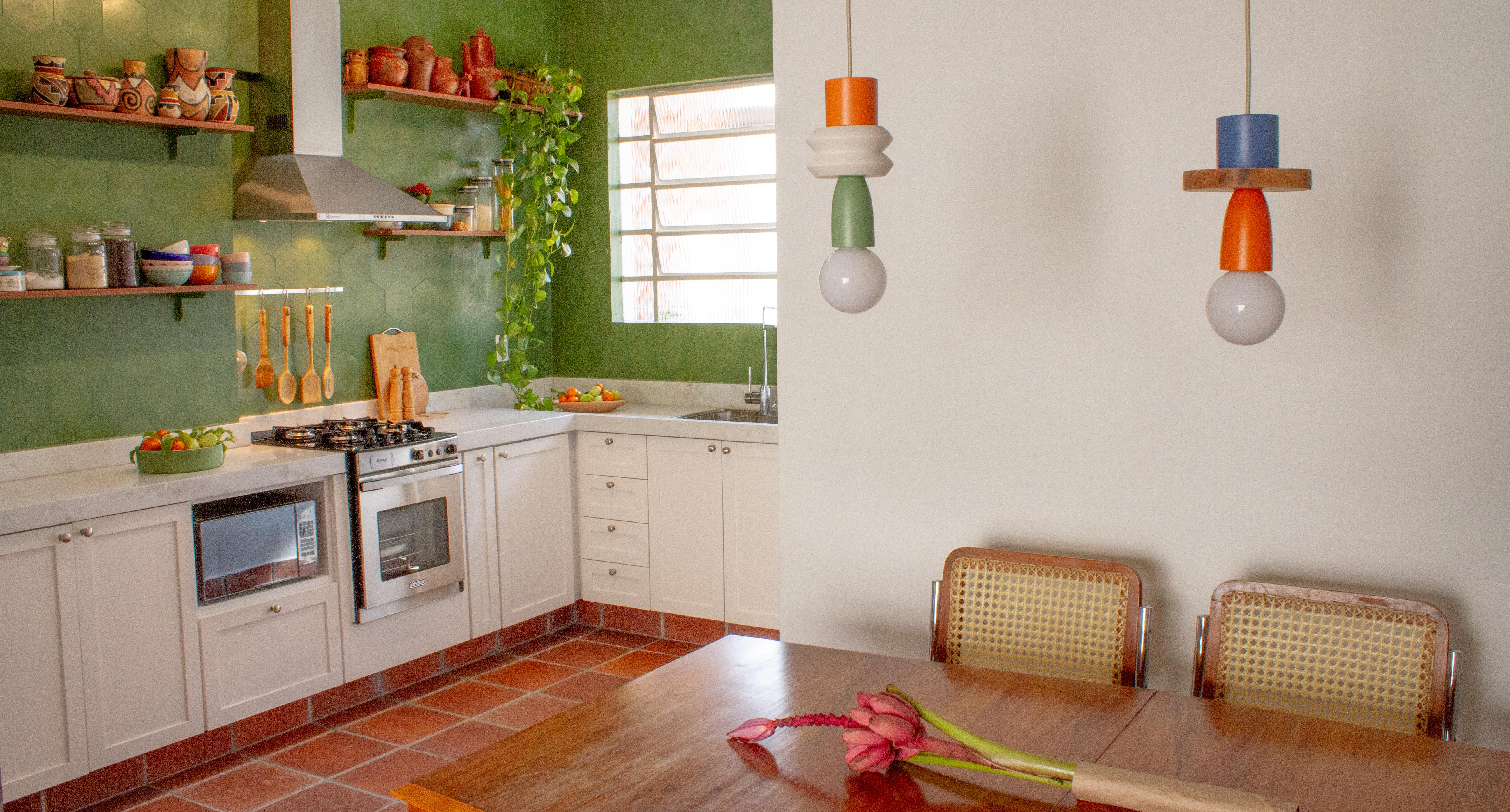 La lampe Trem das Cores 3 fait partie de la collection du même nom. Cette Collection comprend 4 lampes qui combinent les couleurs et les formes du bois pour illuminer les maisons du monde entier. Conçues par Raísa Anderson, créatrice chez Pirilampa,