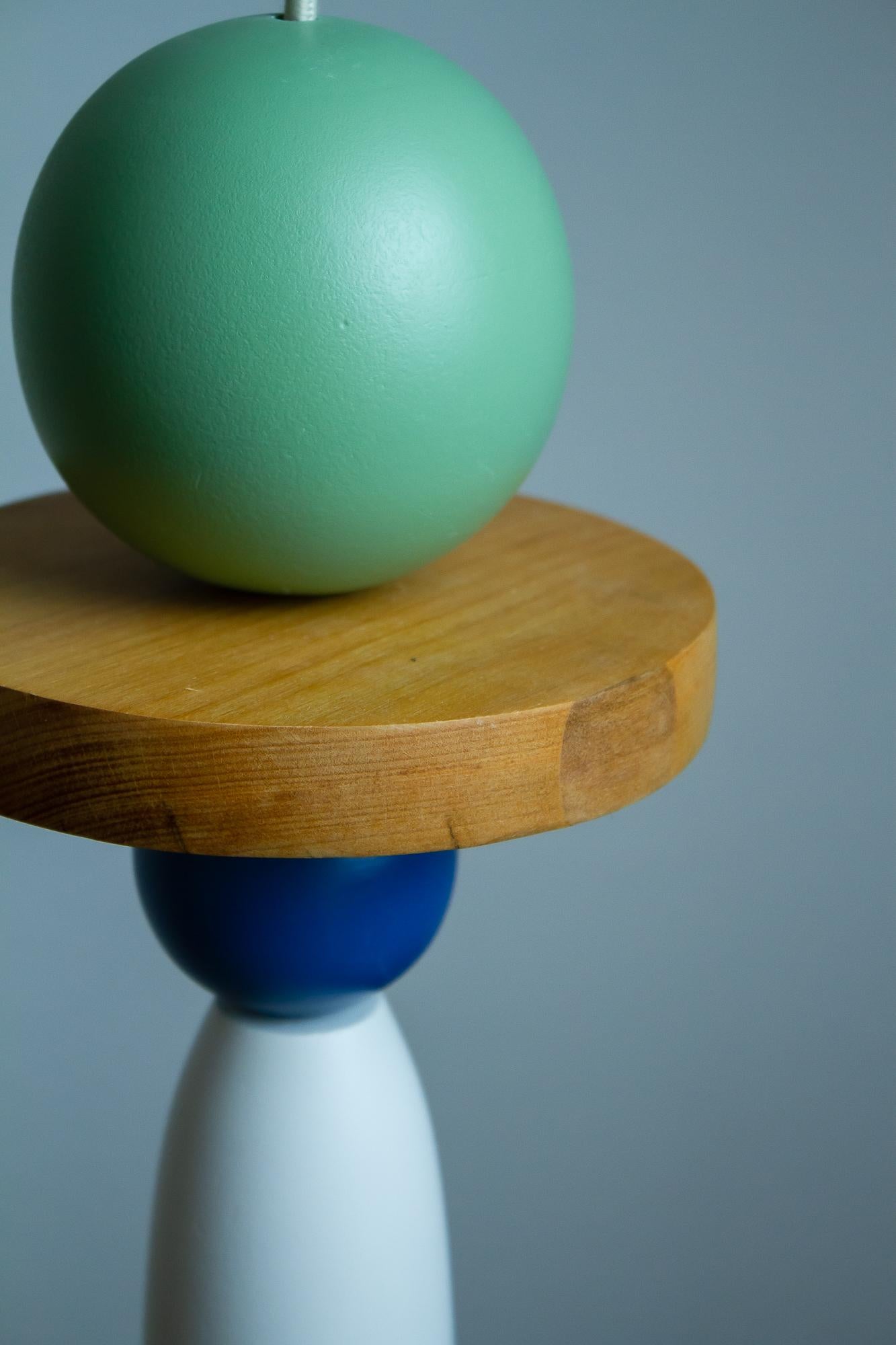 La lampe Trem das Cores 8 fait partie de la collection du même nom. Cette Collection comprend 4 lampes qui combinent les couleurs et les formes du bois pour illuminer les maisons du monde entier. Conçues par Raísa Anderson, créatrice chez Pirilampa,