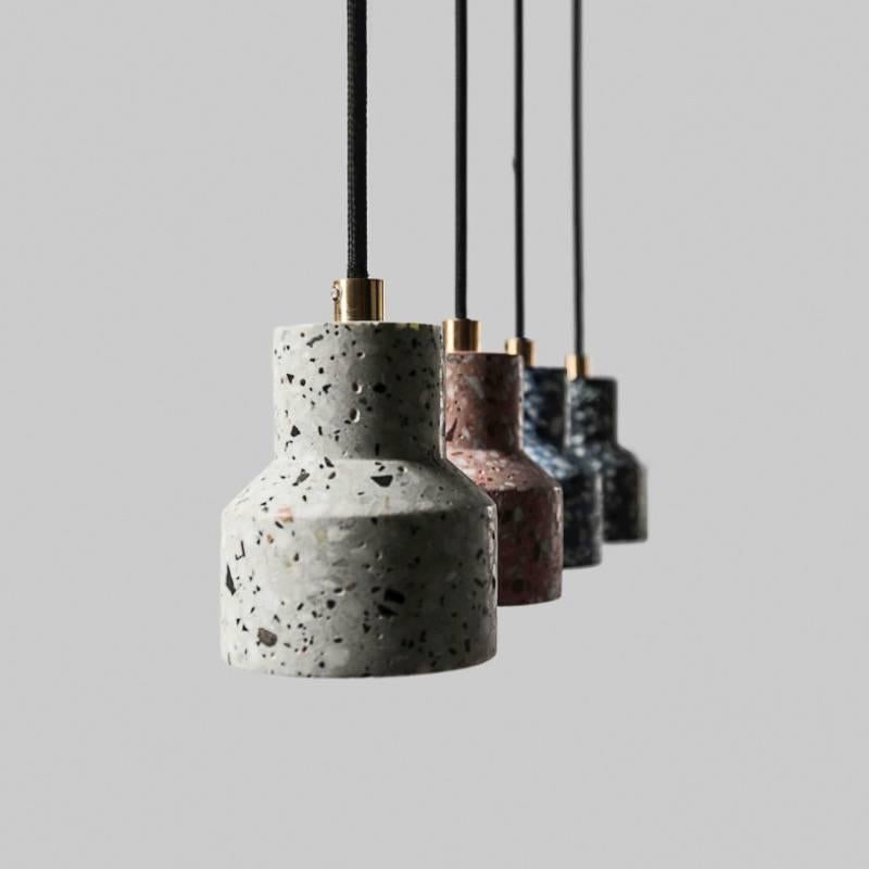 Deckenleuchte aus schwarzem, weißem, rotem oder blauem Terrazzo und Beton, entworfen vom kantonesischen Studio Bentu Design.

Maße: 10,4 cm hoch; 9,6 cm Durchmesser
Draht: 2 Meter einstellbar.

Ausführung in Messing

Lampentyp E27