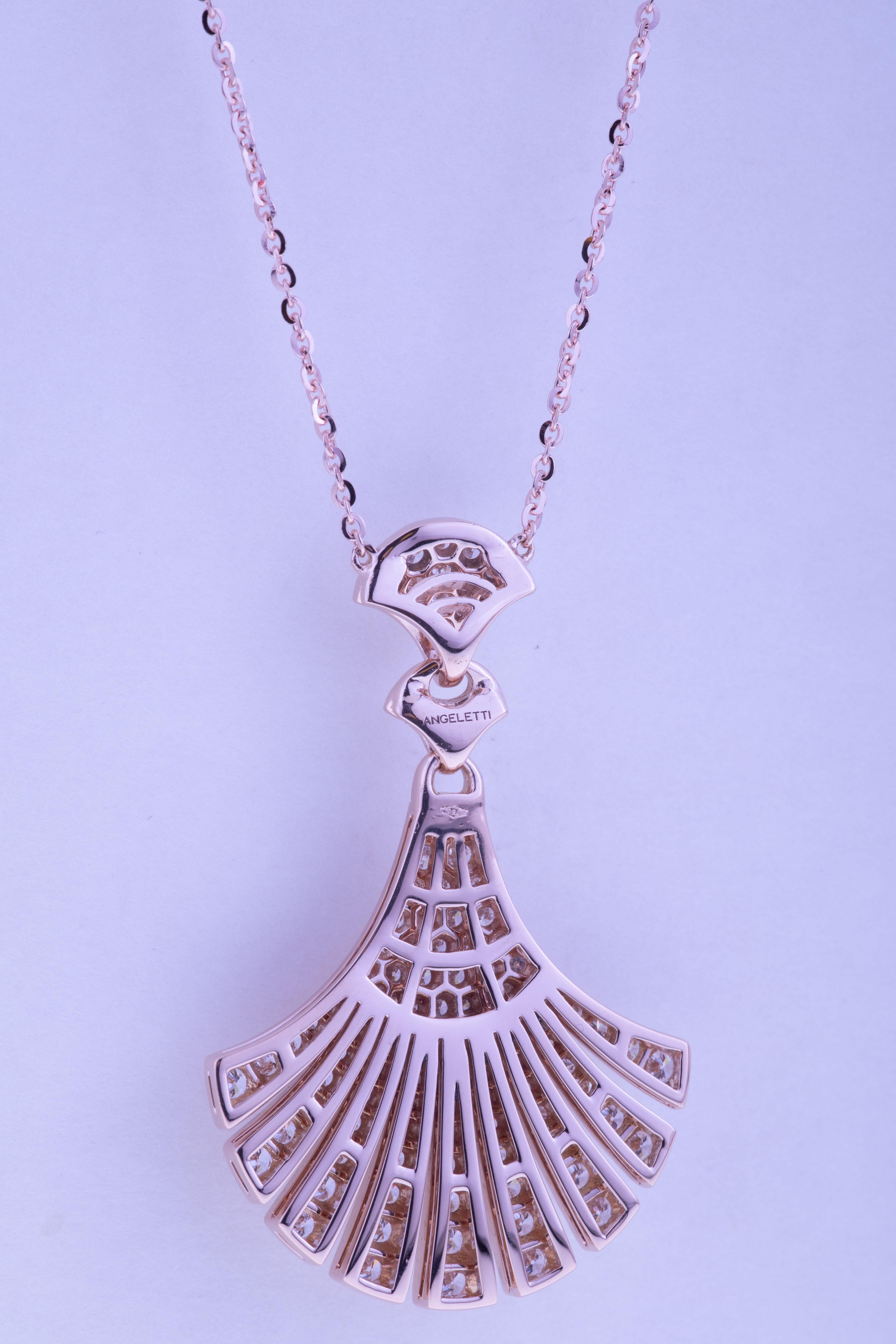 Taille brillant Pendentif en or rose avec arcs en diamants, design caractéristique en vente