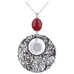 Pendentif en or blanc sculpté en jade translucide, diamant solitaire et corail rouge