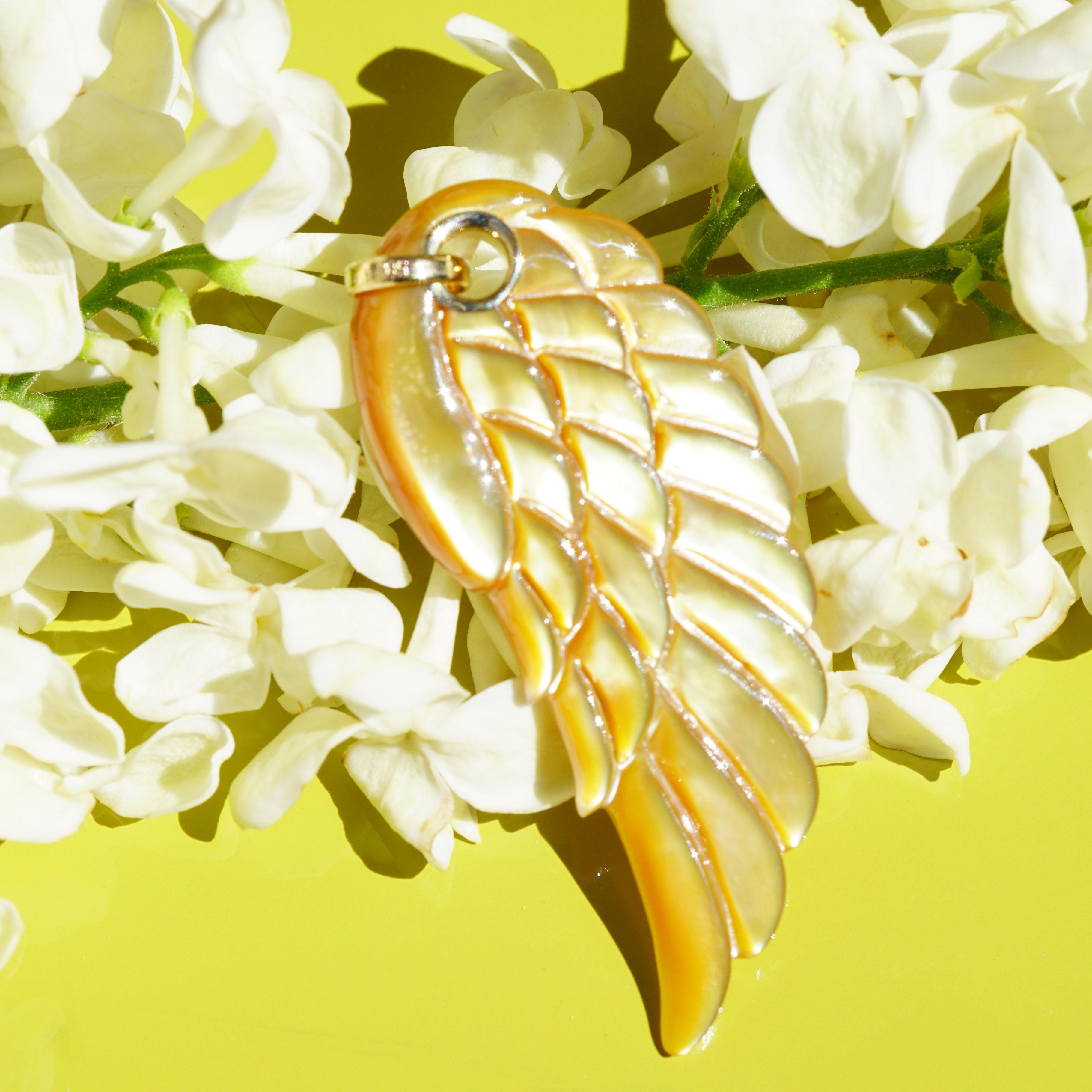 a wing in a wonderfully light, noble material, gold-colored mother-of-pearl (dyed), pendant eyelet and sleeve made of 585 yellow gold, ideal for chokers and also wonderful for leather cords, dimensions of the pendant approx. 43 x 17 mm, new