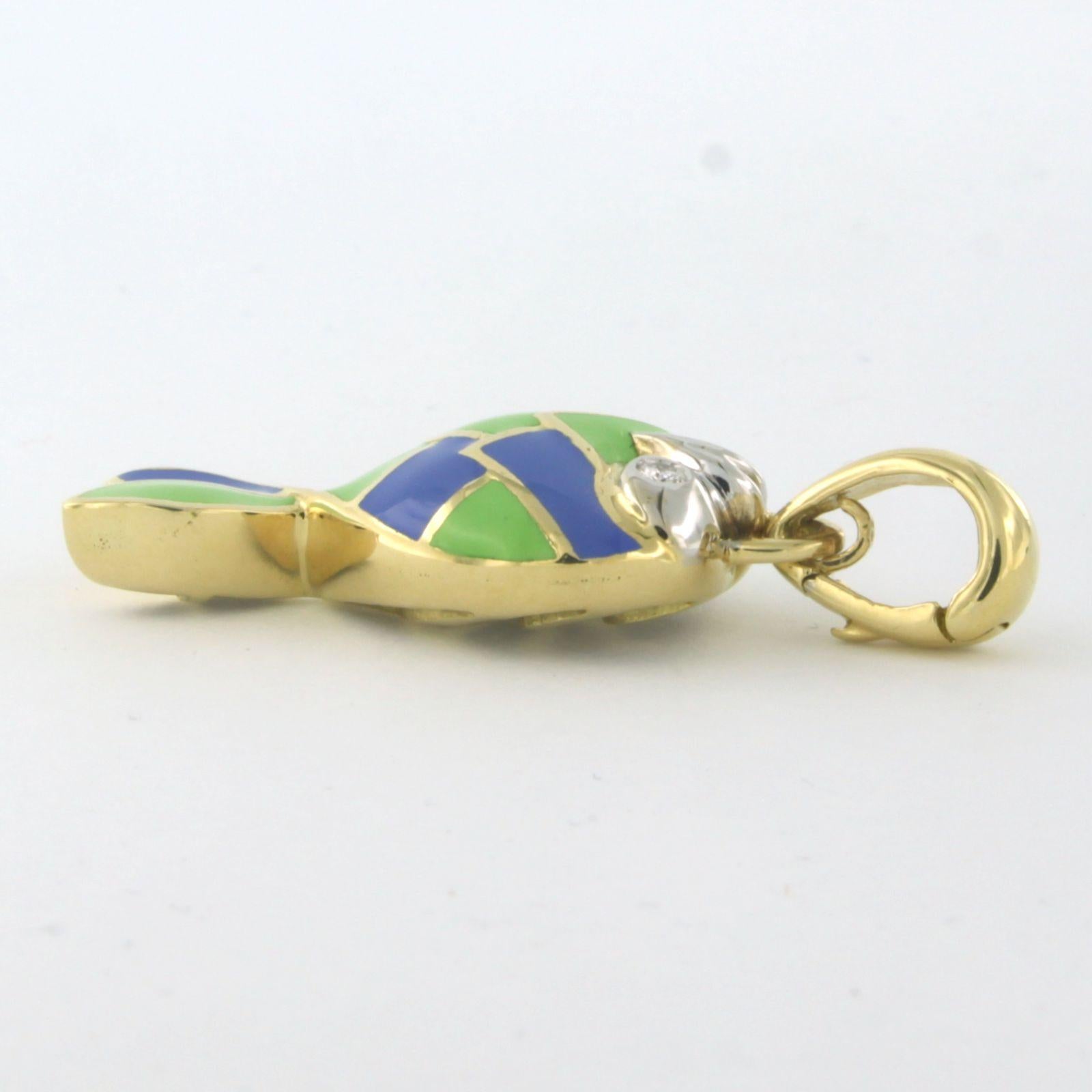 Anhänger aus 18 Karat Bicolor-Gold in Form eines Fisches, verziert mit Emaille und besetzt mit Diamanten im Brillantschliff. 0,05ct - F/G - VS/SI

detaillierte Beschreibung:

Die Größe des Anhängers ist 4,0 cm lang und 1,6 cm breit.

Gesamtgewicht