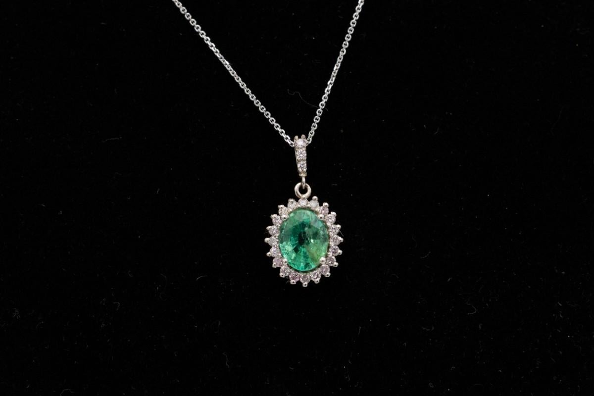 Brilliant Cut Pendant with 1.82ct emerald and pink diamonds For Sale