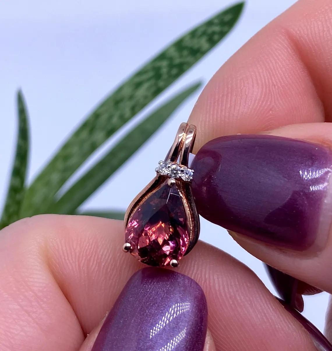 Pendentif de 14 carats avec tourmaline rose naturelle de 2,95 carats et diamants  Rose  Or Pour femmes en vente