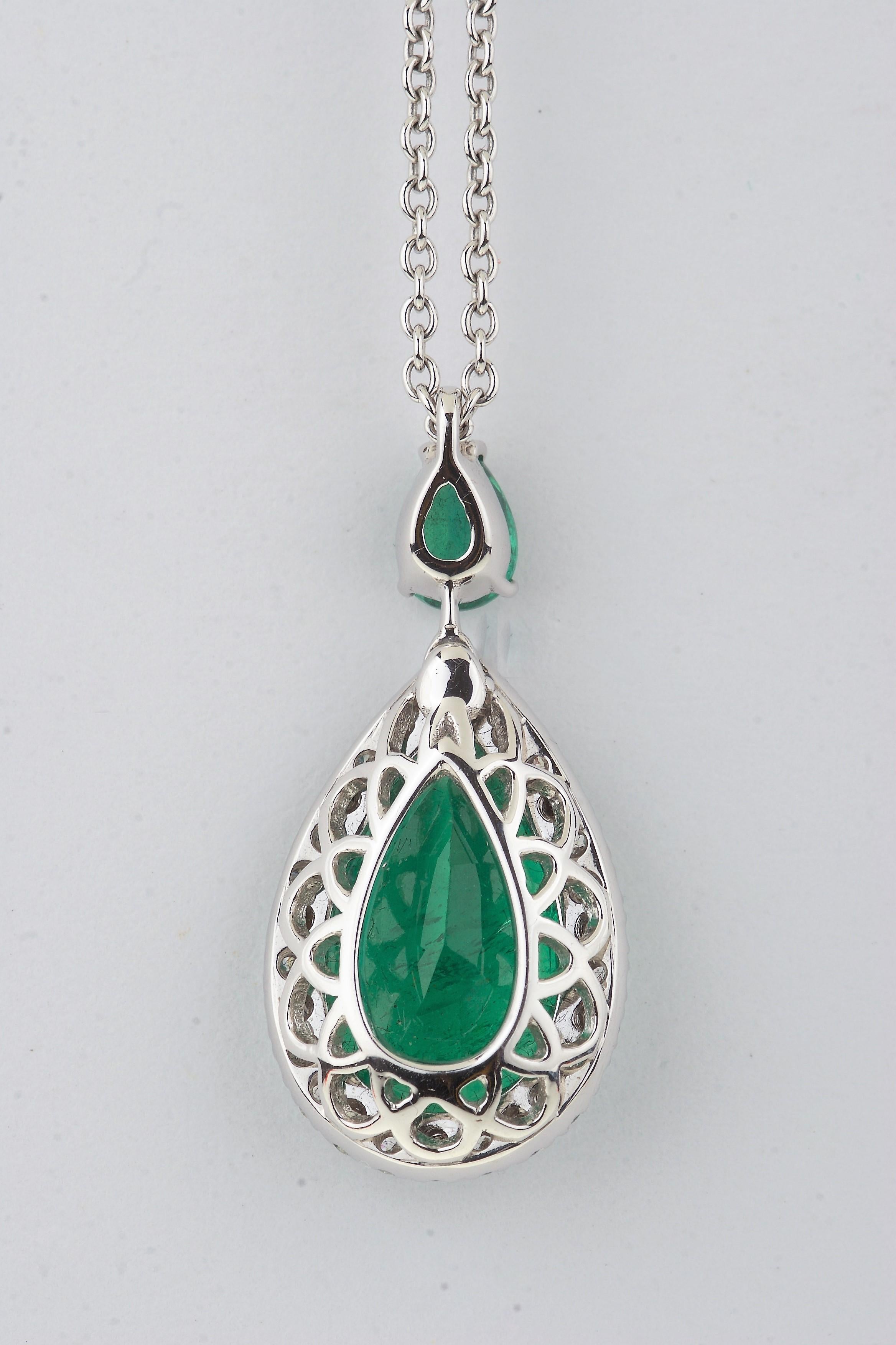 Pendant with a Certified Drop Emerald, Diamonds and Pear Cut Emerald on Top.
Delicious Cut, Proportion and Brightness for the Emerald ct. 3.68 Vivid Green Pear-Shape Mixed Cut Transparent Origin of the Stone from Zambia.
Diamonds around the Emerald