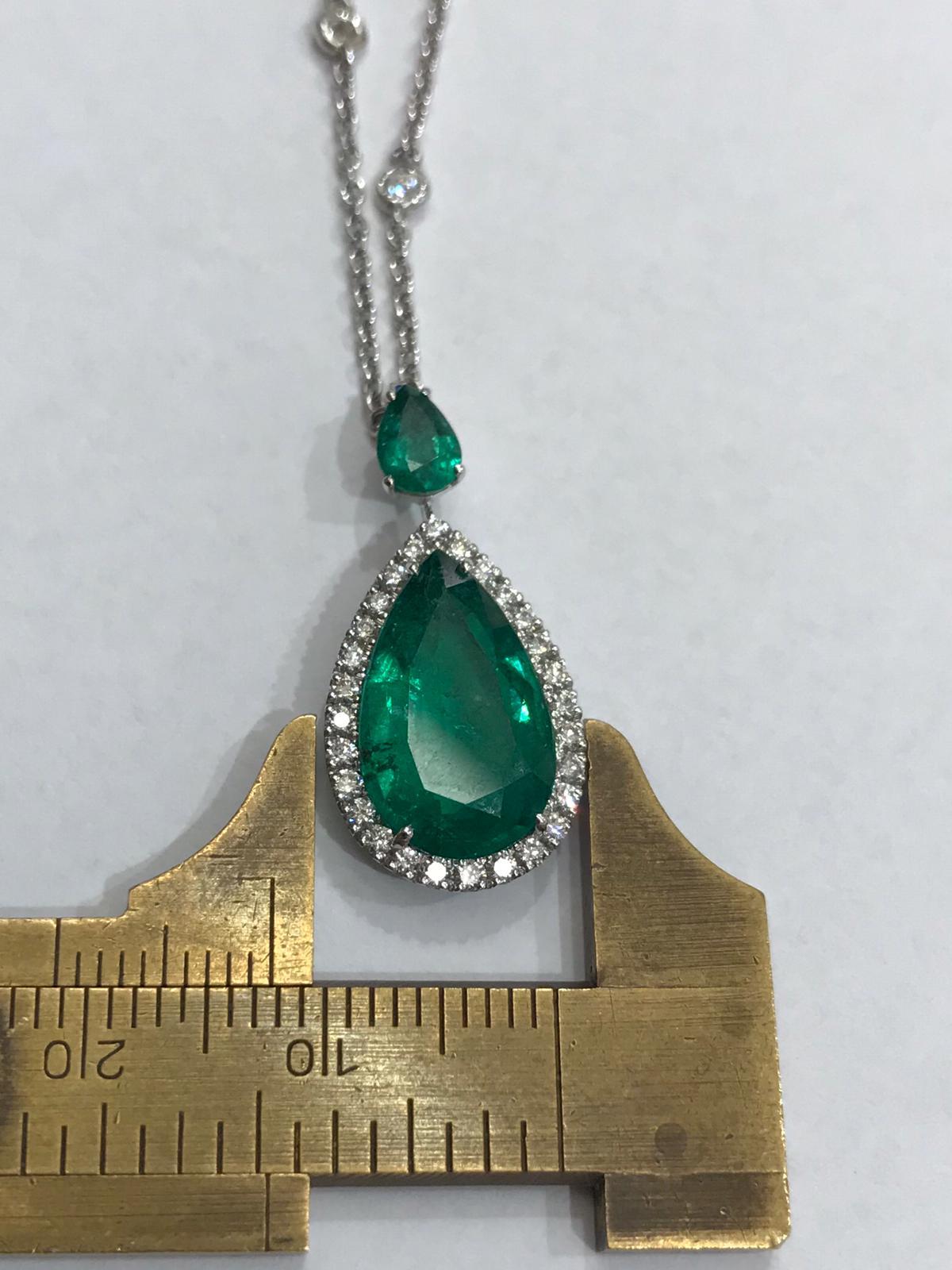 Pendentif avec une émeraude certifiée en forme de goutte, des diamants et une émeraude taille poire sur le dessus Pour femmes en vente