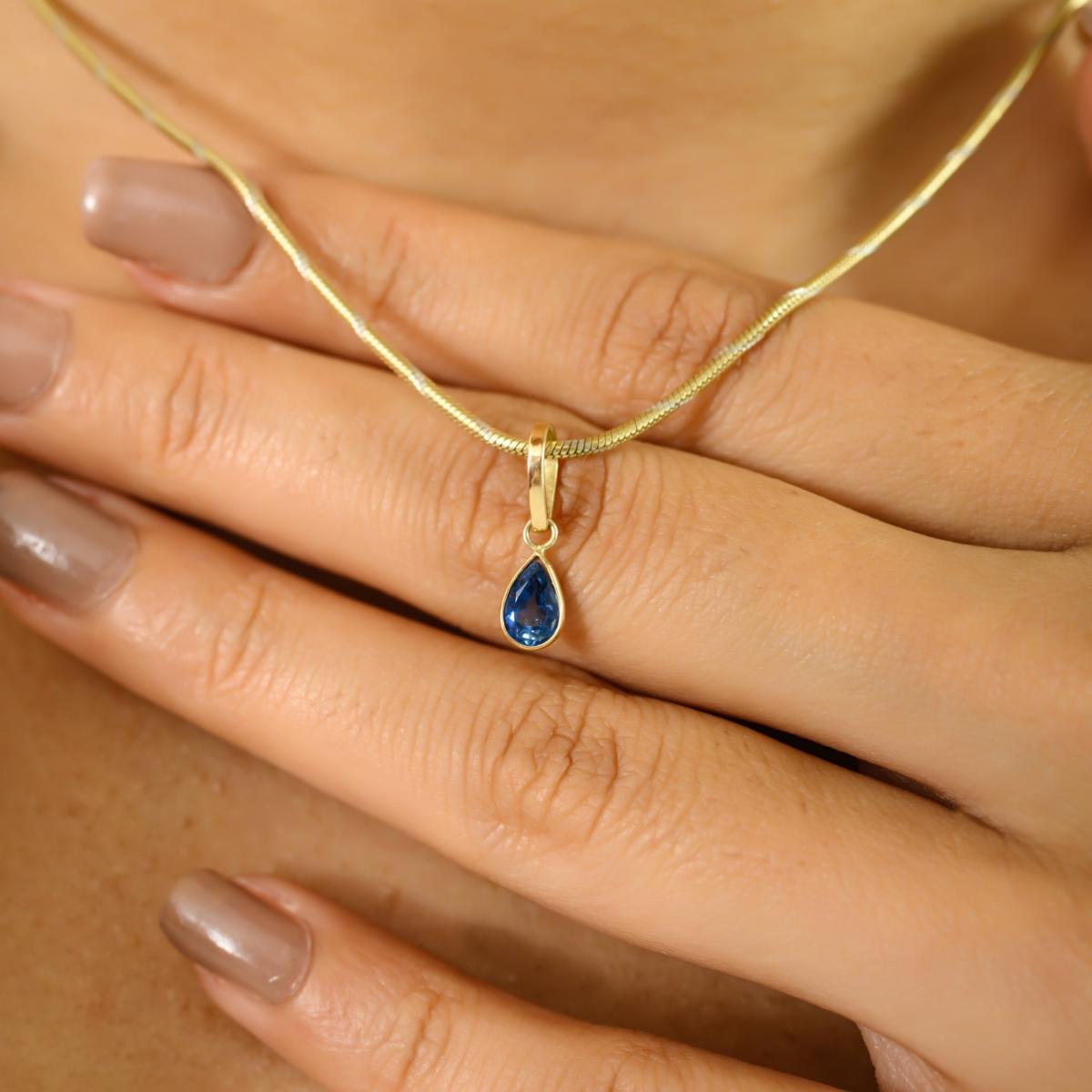 Elegante e senza tempo, questo ciondolo presenta un affascinante zaffiro a forma di pera da 0,64 carati incastonato in caldo oro giallo 14K. L'incastonatura a castone mette in risalto la ricca tonalità blu della pietra e offre una silhouette