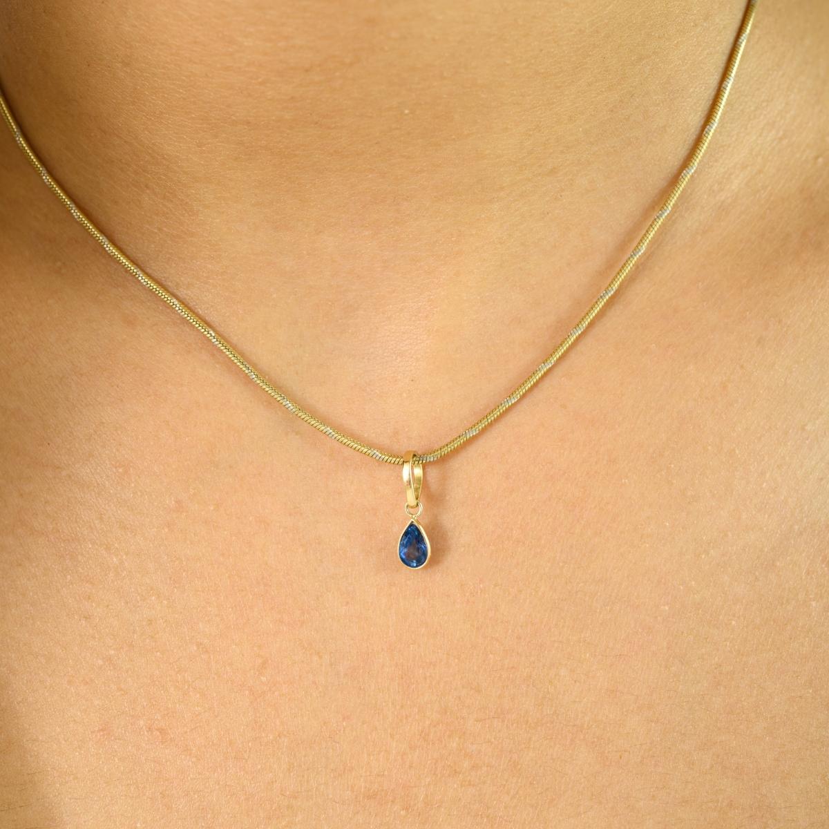 Taglio a goccia Ciondolo con zaffiro blu certificato con taglio a pera e oro giallo 14k per uso quotidiano in vendita