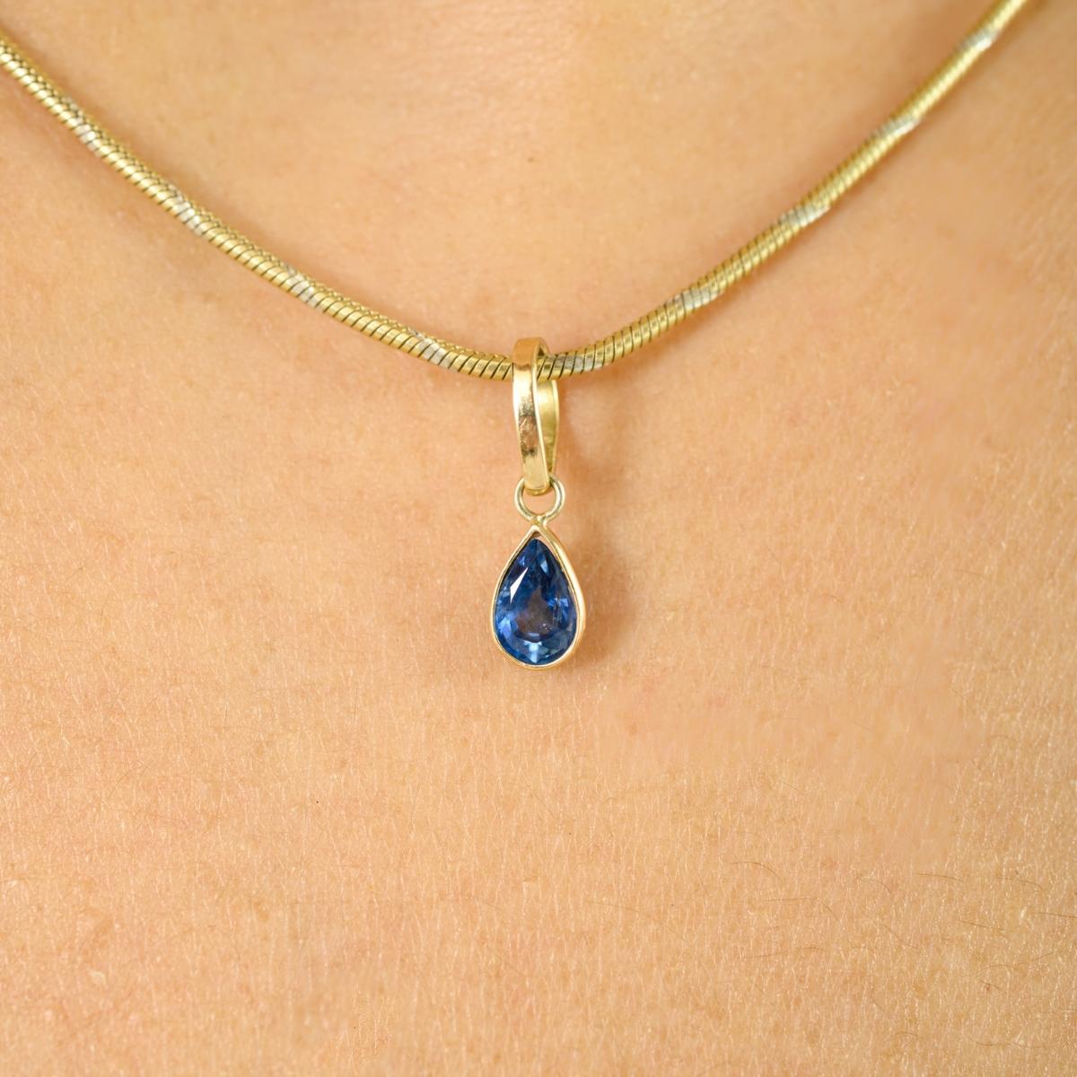 Donna Ciondolo con zaffiro blu certificato con taglio a pera e oro giallo 14k per uso quotidiano in vendita