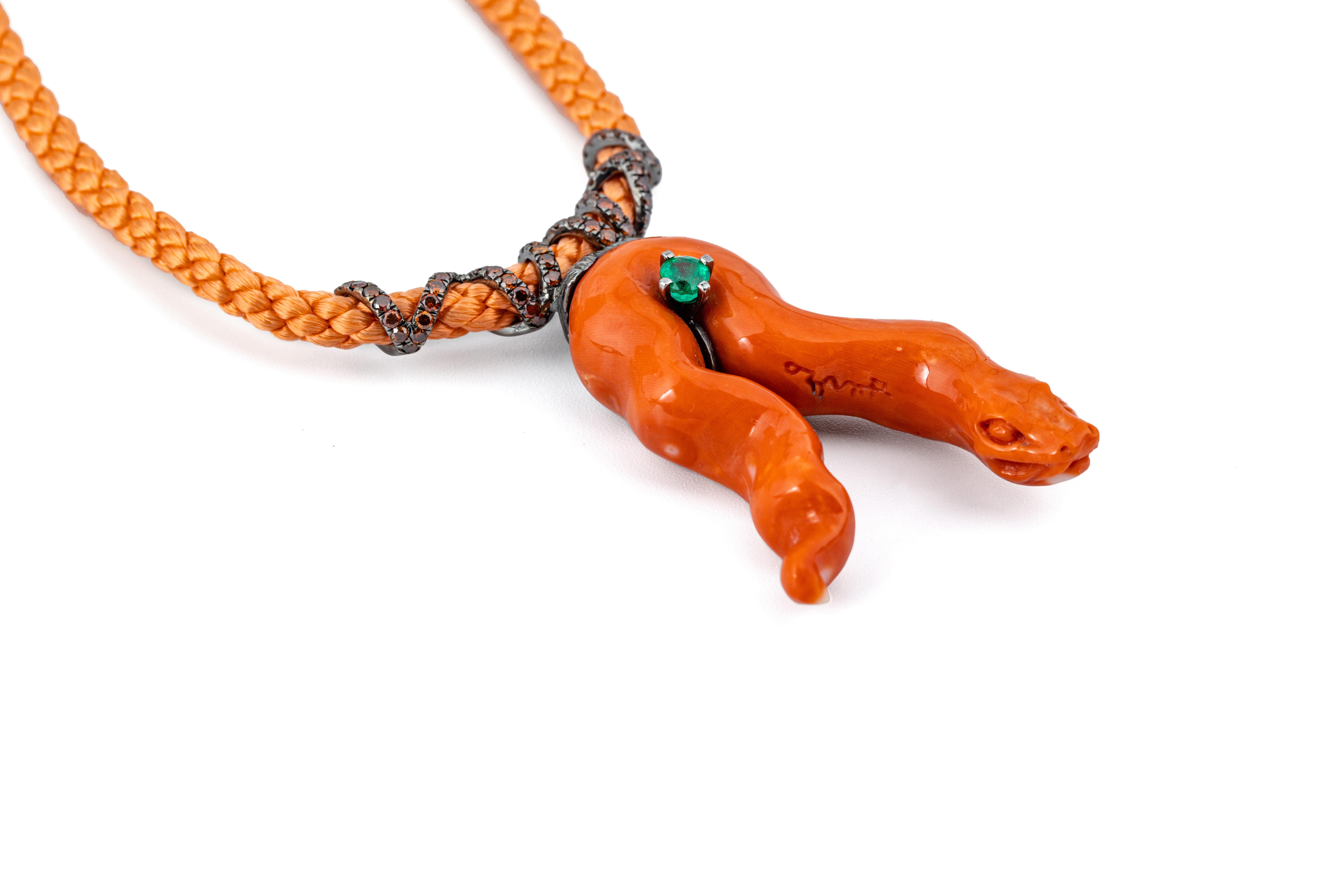 „Costis“-Anhänger mit einer speziellen „Schlangen“-Handskulptur, Smaragd, Diamanten (Brillantschliff) im Angebot