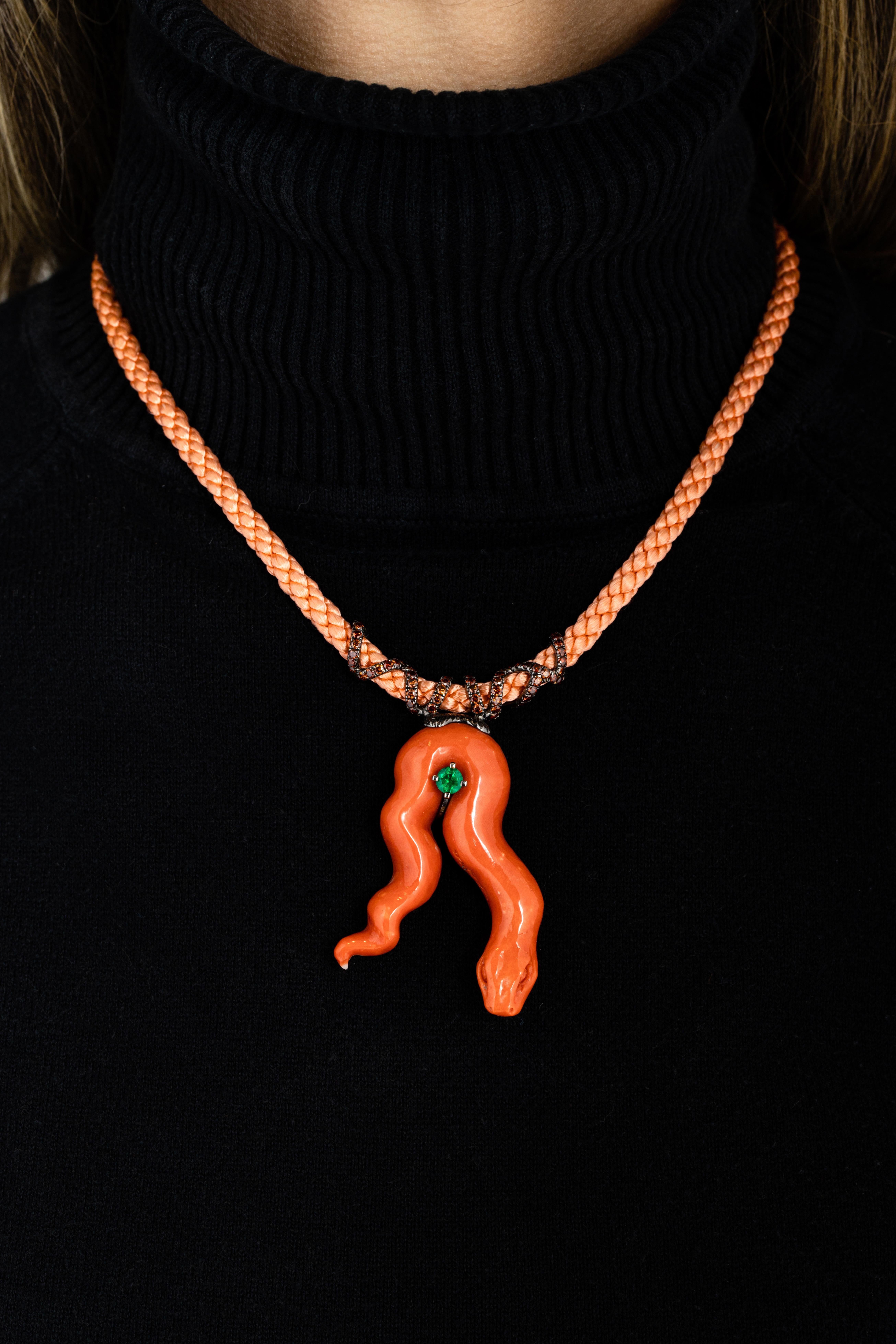„Costis“-Anhänger mit einer speziellen „Schlangen“-Handskulptur, Smaragd, Diamanten im Angebot 1