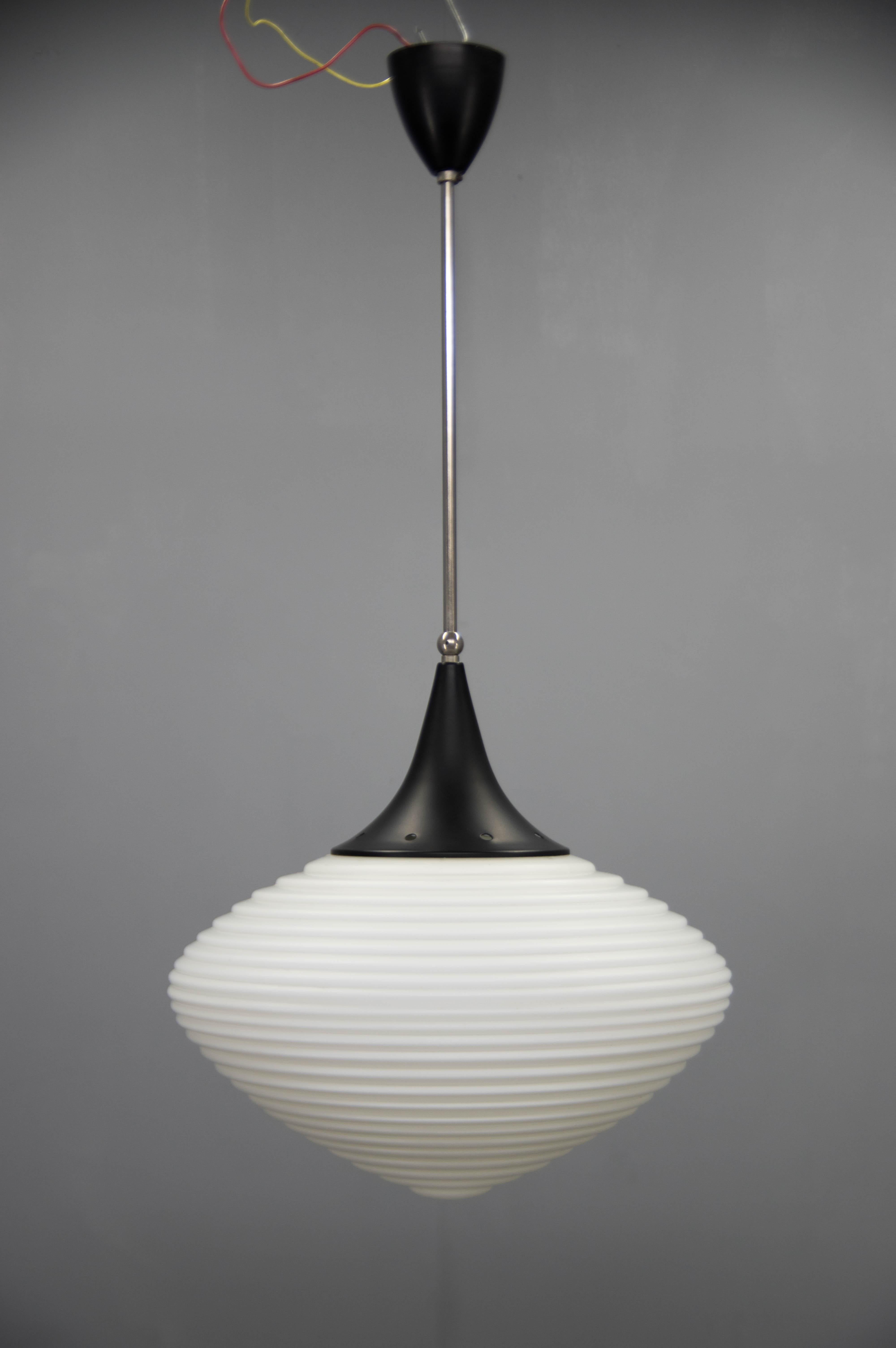 Suspension du milieu du siècle avec abat-jour en verre design. Fabriqué en Tchécoslovaquie par Kamenicky Senov - étiqueté.
Hauteur réglable - hauteur maximale : 100 cm, hauteur minimale : 82 cm
Très bon état d'origine.
1X100W, ampoule