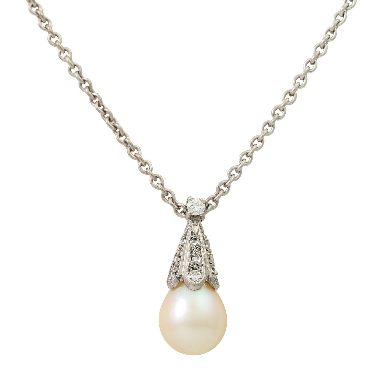 Diamond roses and brilliant total approx. 0.23 ct, good color and clarity, cultured pearl approx. 8 mm, on anchor chain, L: approx. 46 cm, WG 14K, 6.8 g, mid 20th century, minimal signs of wear, with Case lock and safety eight.

 Drop pendant with