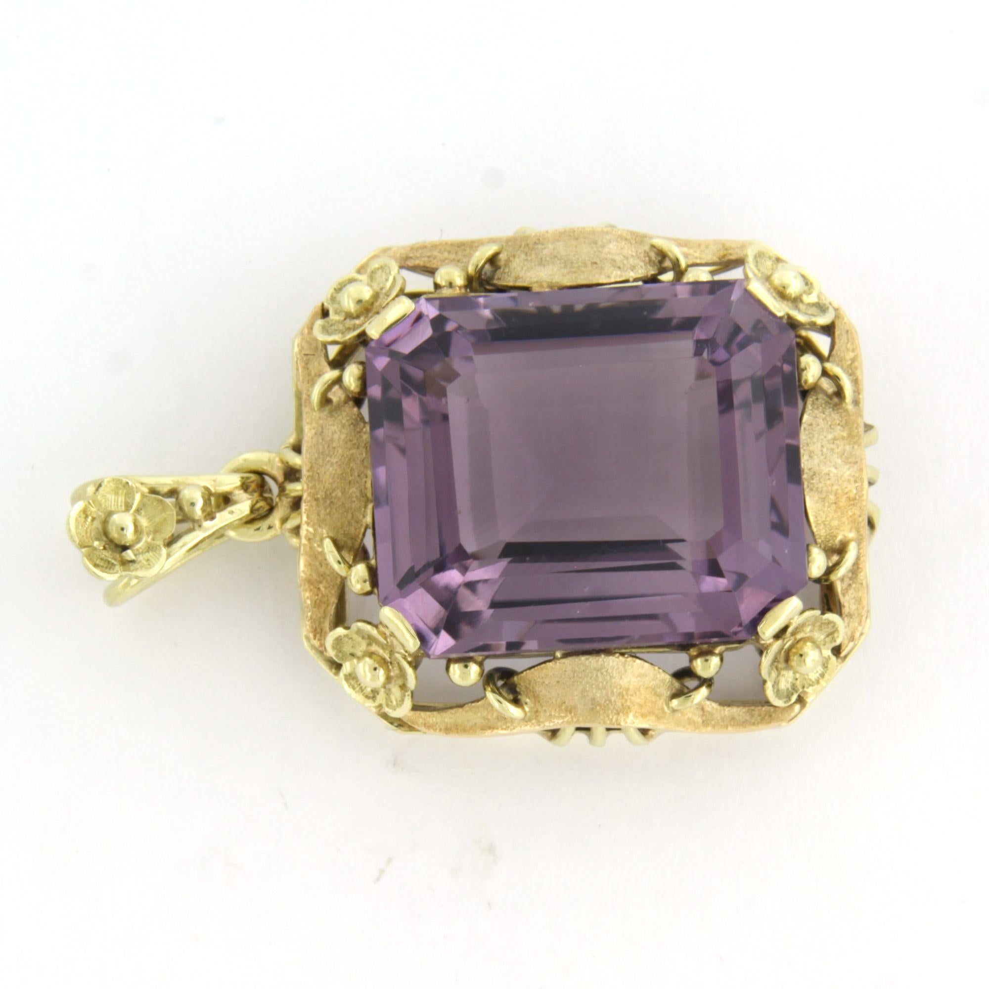 14k yellow gold pendant set with amethyst, totaling approximately 15.00 ct – 10.5 grams

Detailed description

The pendant measures 3.6 cm high by 2.2 cm wide.

Total weight: 10.5 grams

Set with:

- 1 x 1.8 cm x 1.5 cm emerald facet-cut amethyst,