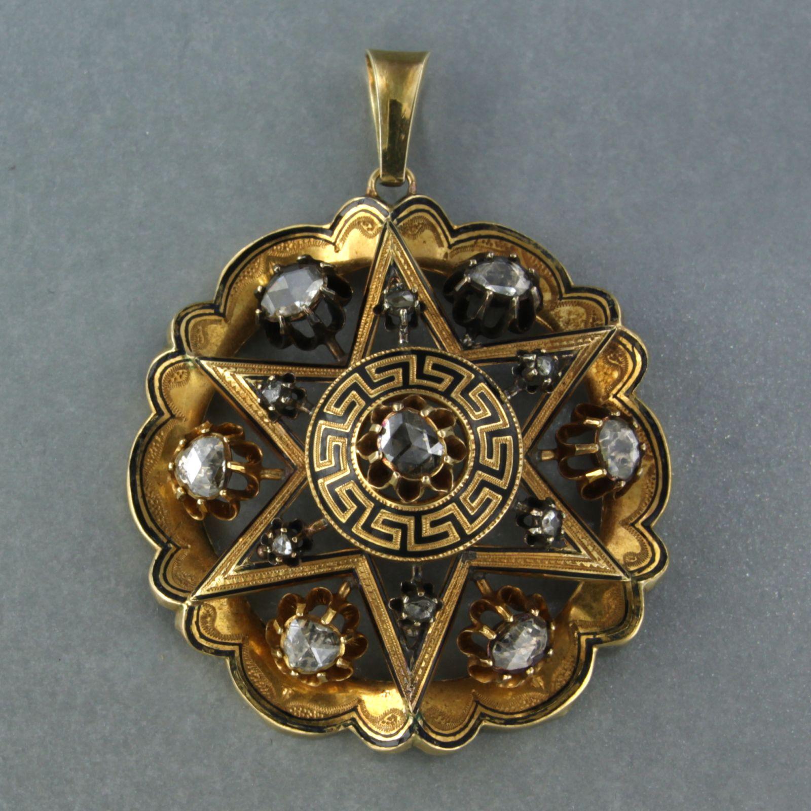 18k gold pendant with black enamel and diamonds 

 detailed description:

The pendant has a diameter of 4.1 cm

weight: 12.1 grams

set with

- 7 x 4.5 mm rose cut diamonds, total approx. 0.45 ct

colour : G/H
clarity : SI

- 6 x 1.8 mm rose cut