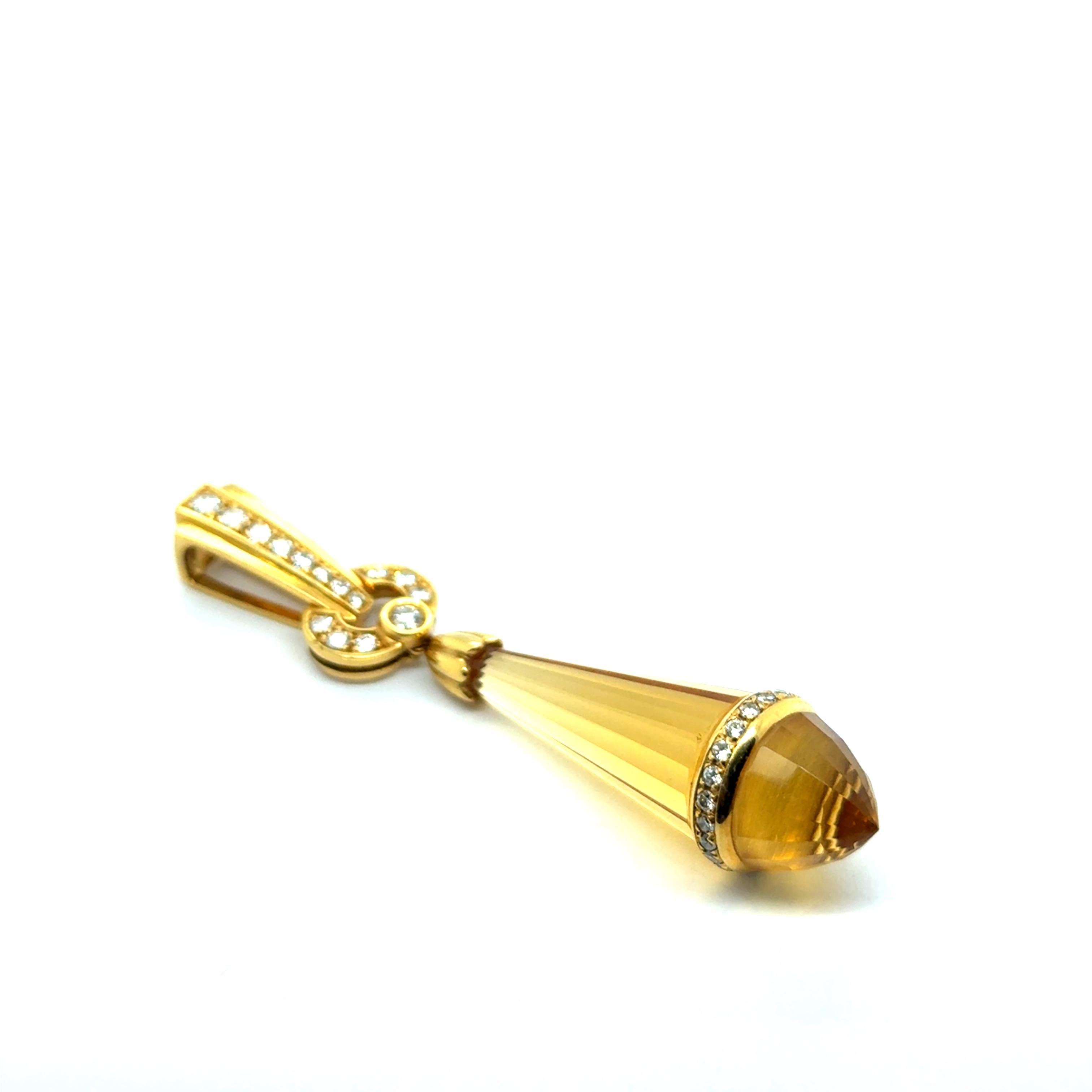 Pendentif avec citrines et diamants en or jaune 18 carats par Gübelin 

Ce pendentif, fabriqué par la célèbre maison suisse Eleg, dégage l'élégance intemporelle d'un chef-d'œuvre vintage. 

Réalisé en or jaune 18 carats, il brille avec deux citrines