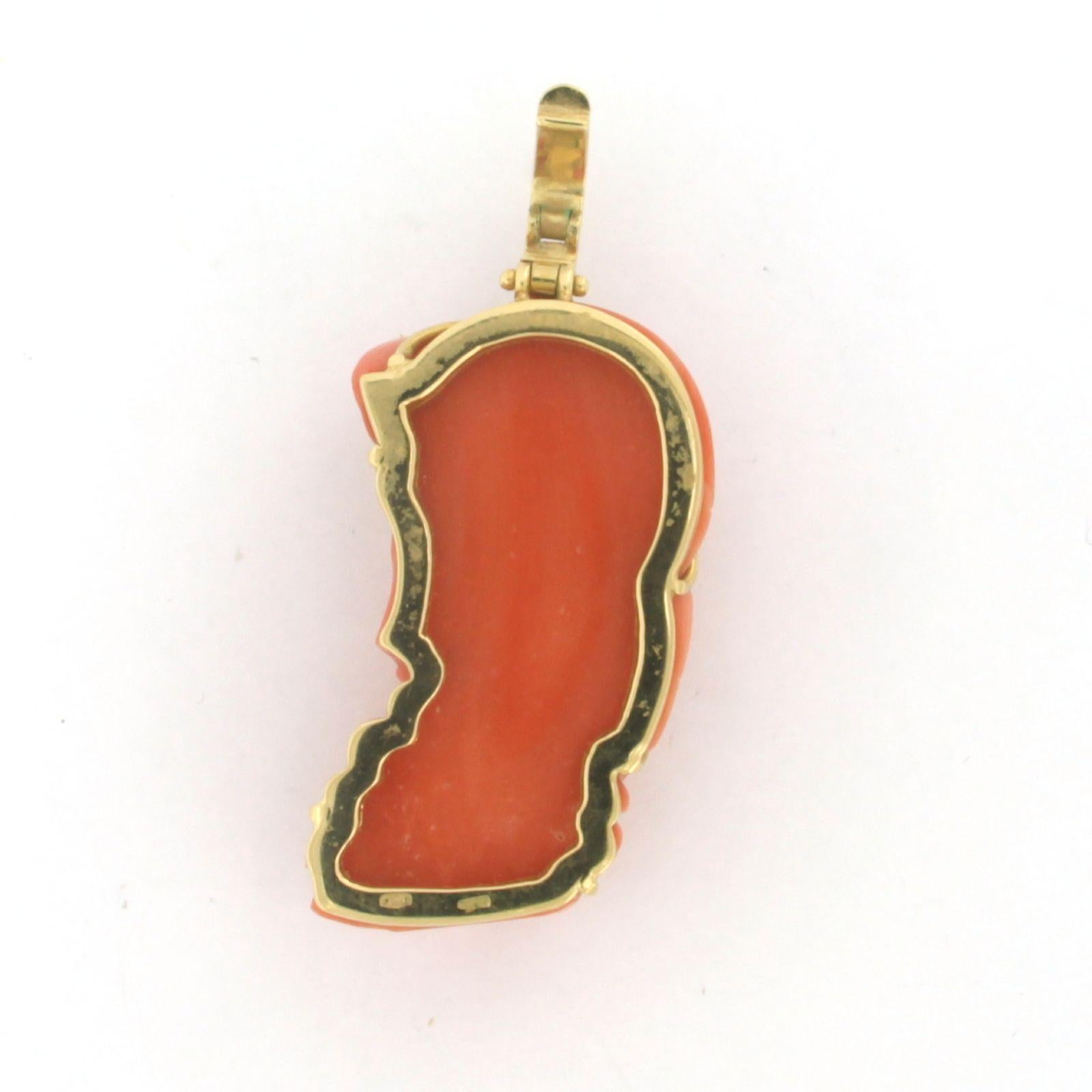 Pendentif en or jaune 18k serti d'un corail taillé en forme de tête de femme avec un chapeau et d'un diamant taille brillant jusqu'à 0,03 ct - F/G - VS/SI

Description détaillée :

Le pendentif mesure 4,9 cm de long et 2,1 cm de large.

Poids : 19.0
