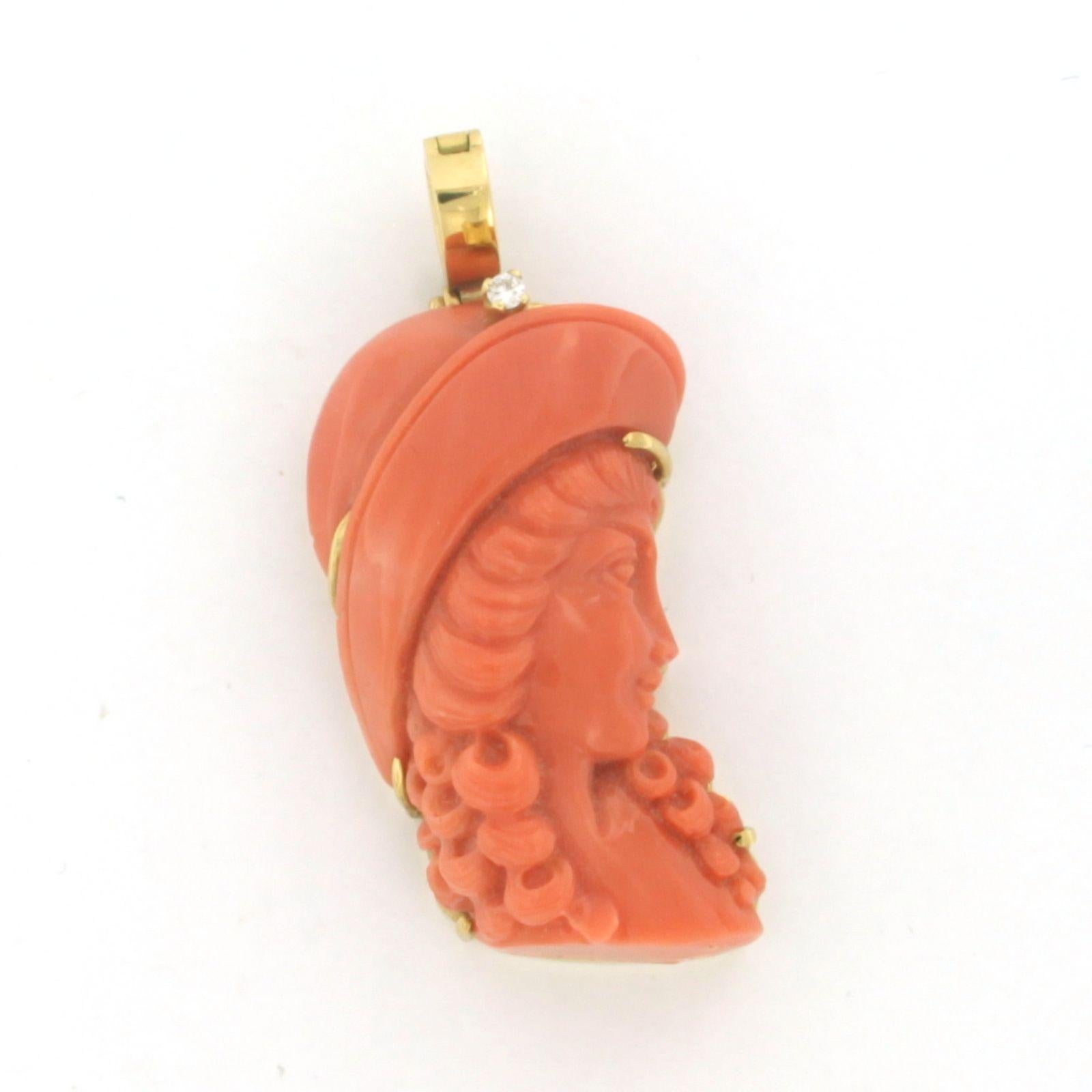 Pendentif avec corail et diamant taille brillant jusqu'à 0,03ct 19,0 grammes or 18k Excellent état - En vente à The Hague, ZH