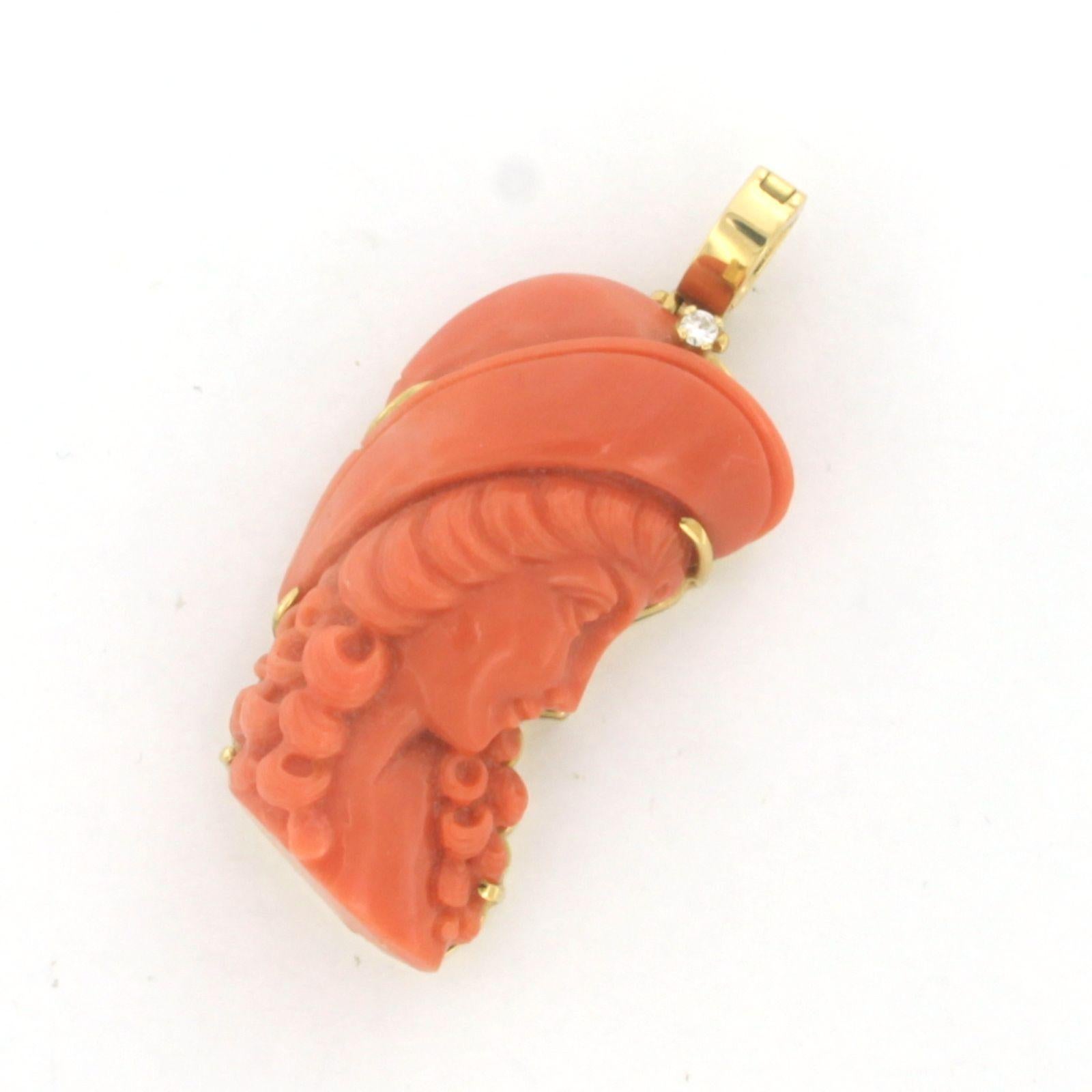 Pendentif avec corail et diamant taille brillant jusqu'à 0,03ct 19,0 grammes or 18k Excellent état - En vente à The Hague, ZH
