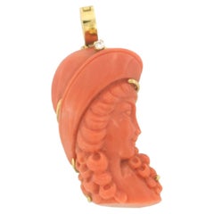 Pendant with coral and brilliant cut diamond up to 0.03ct 19.0 grams 18k gold
