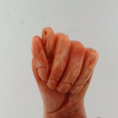 Pendant with coral cut in the shape of a clenched fist - 18k gold