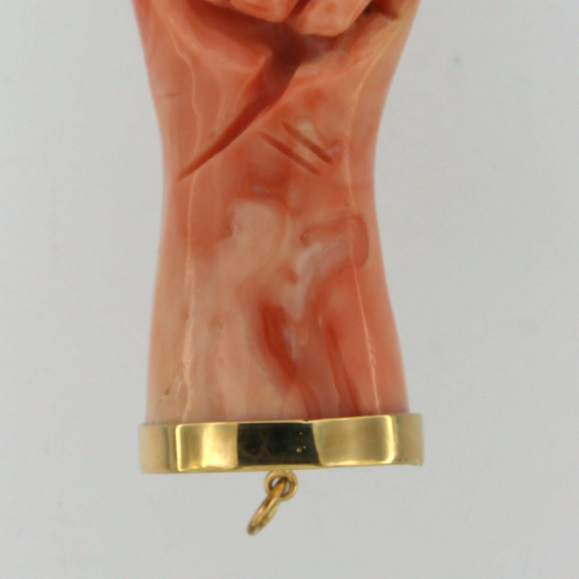 Moderne Pendentif avec corail taillé en forme de poing fermé - or 18k en vente