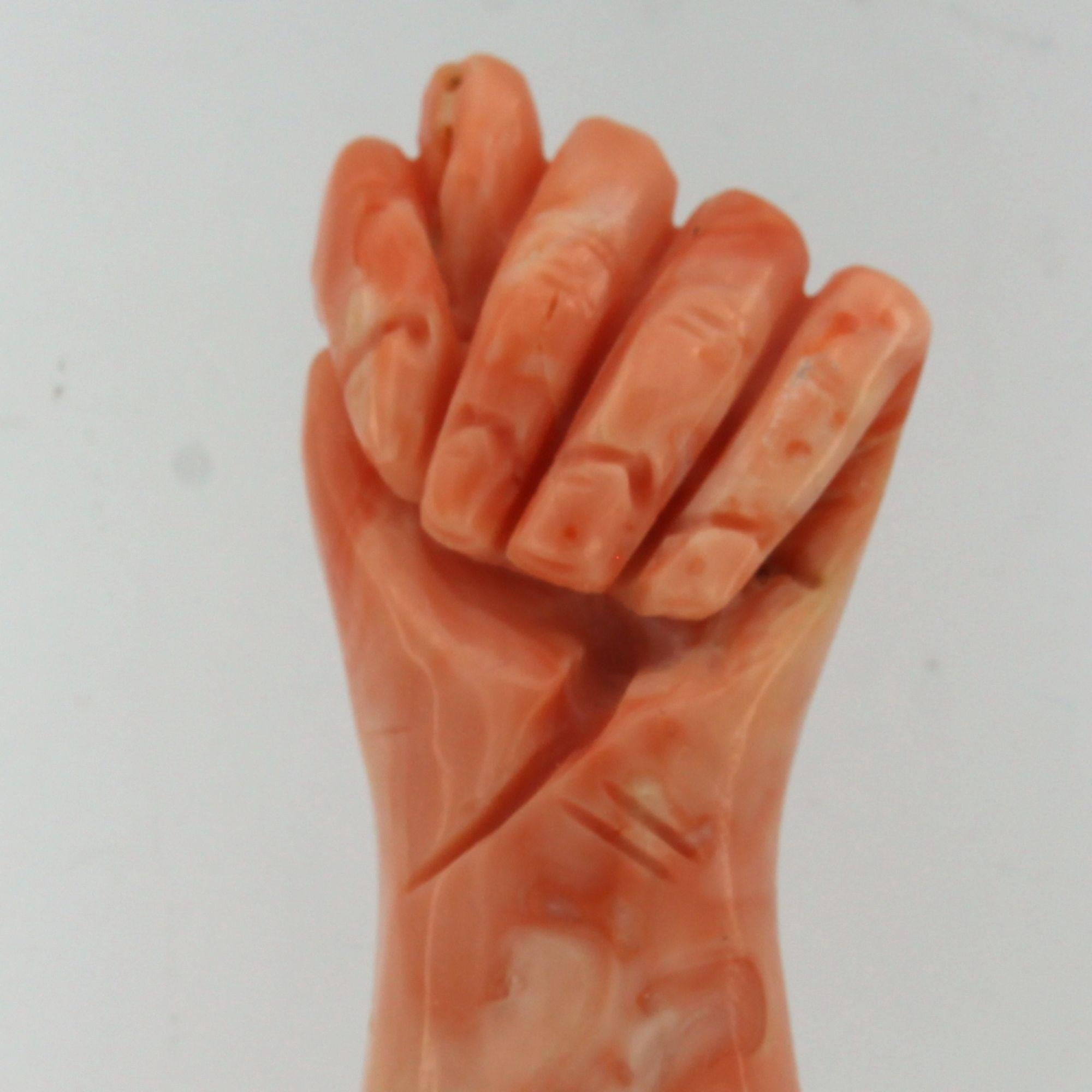 Taille cabochon Pendentif avec corail taillé en forme de poing fermé - or 18k en vente