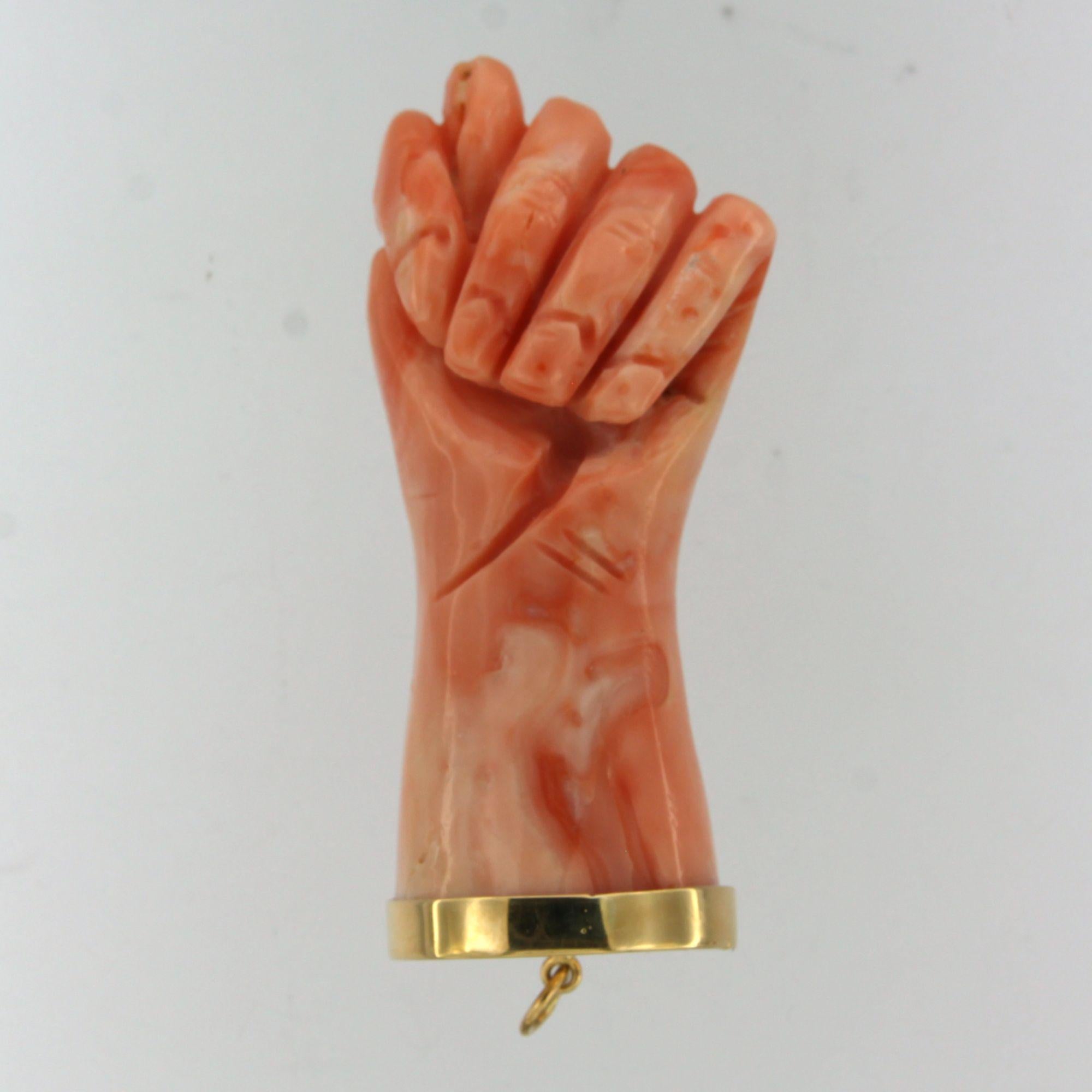 Pendentif avec corail taillé en forme de poing fermé - or 18k Excellent état - En vente à The Hague, ZH