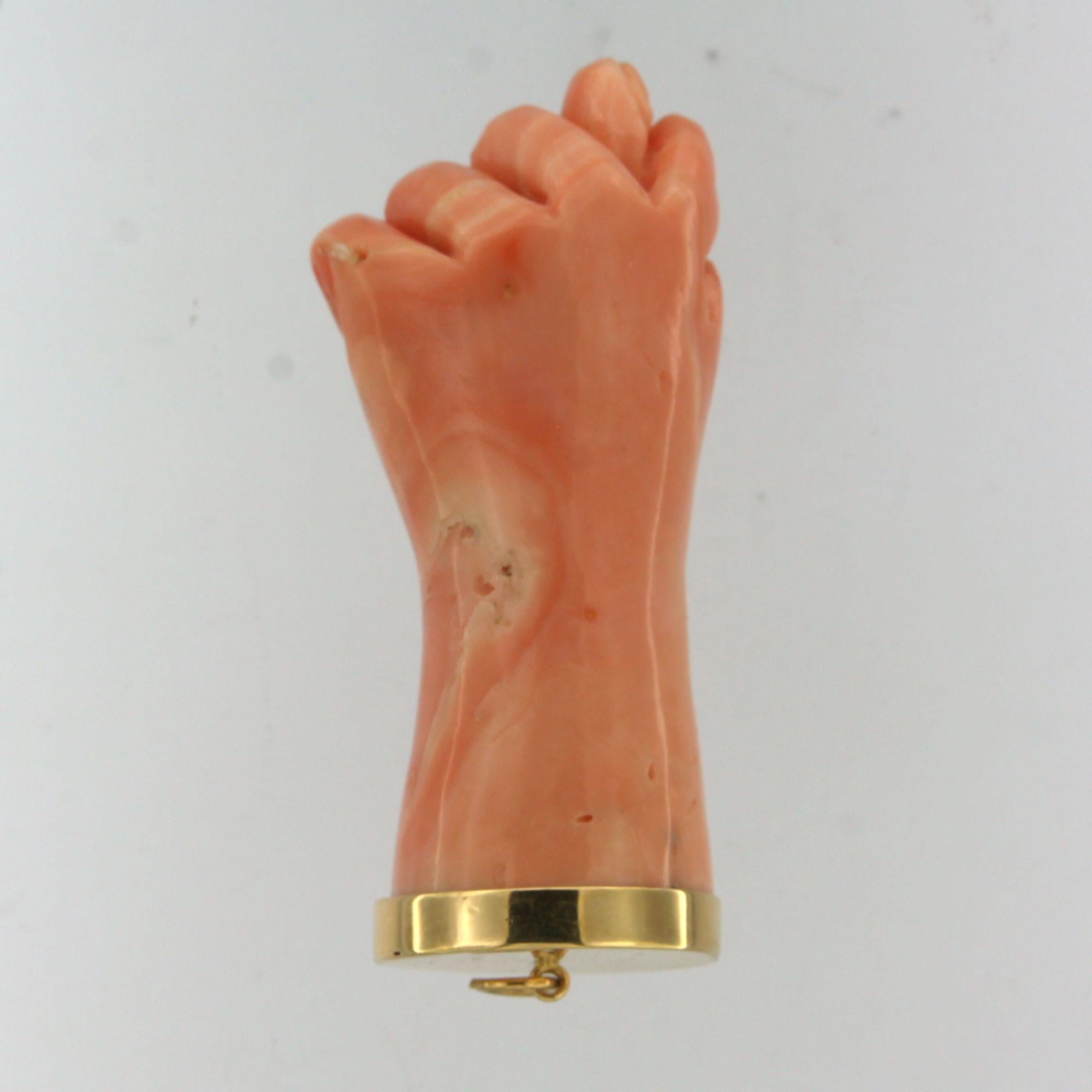 Pendentif avec corail taillé en forme de poing fermé - or 18k Unisexe en vente
