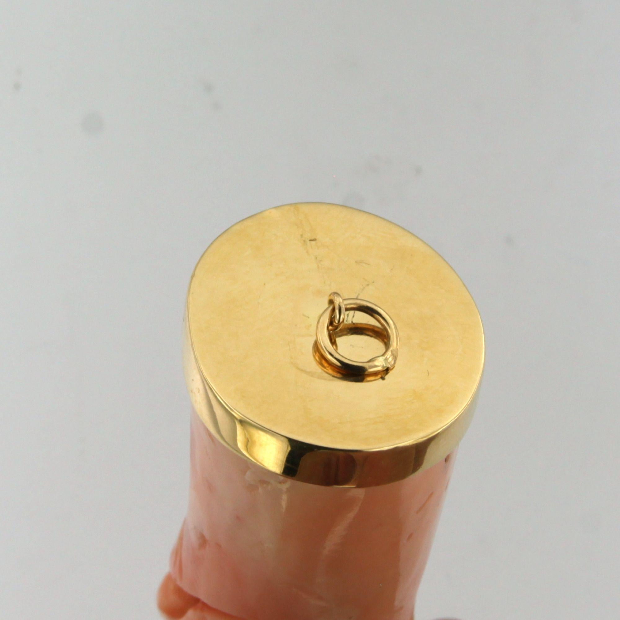 Pendentif avec corail taillé en forme de poing fermé - or 18k en vente 1
