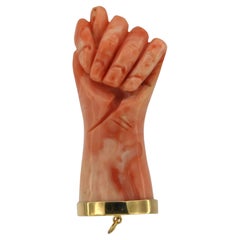 Ciondolo con corallo tagliato a forma di pugno chiuso - Oro 18 ct.
