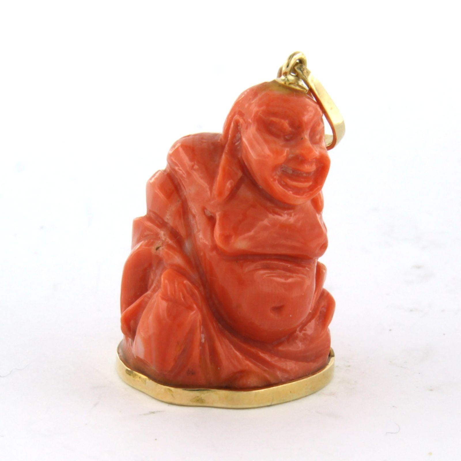 Moderne Pendentif avec corail en forme de bouddha en or jaune 18k 13,6 grammes en vente