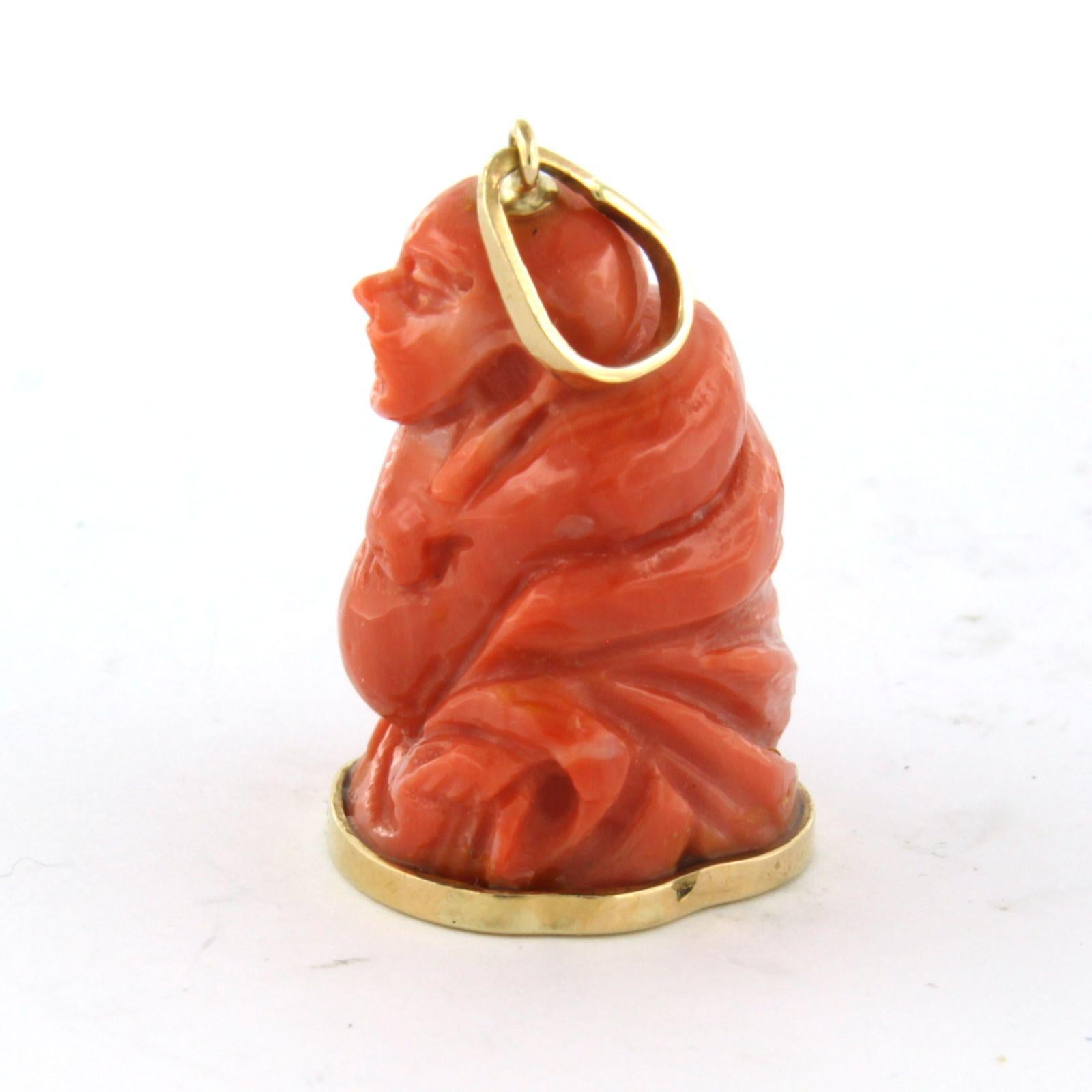 Pendentif avec corail en forme de bouddha en or jaune 18k 13,6 grammes Excellent état - En vente à The Hague, ZH