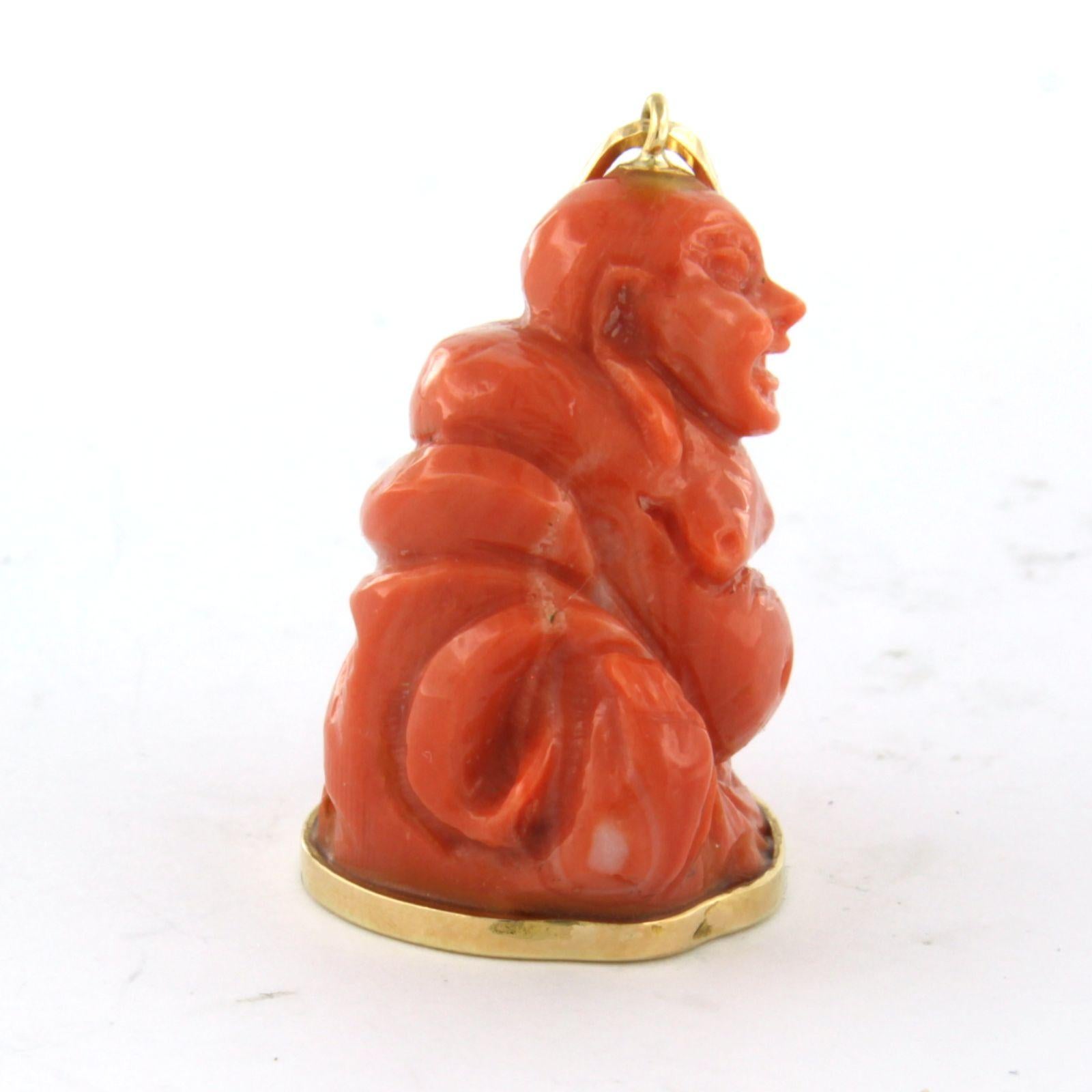 Pendentif avec corail en forme de bouddha en or jaune 18k 13,6 grammes en vente 1