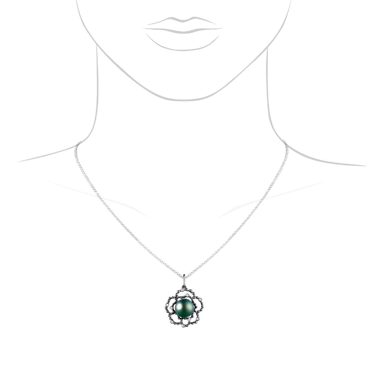 - 9 Round Diamonds - 0,15 ct, G/VVS1-VS1
- 9,5 mm Dark Tahitian pearl
- 18K White Gold 
- Weight: 4,14 g
This elegant pendant from the Byzantium collection features a lustrous Dark Tahitian pearl of 9,5 mm diameter. The design is complete with 9