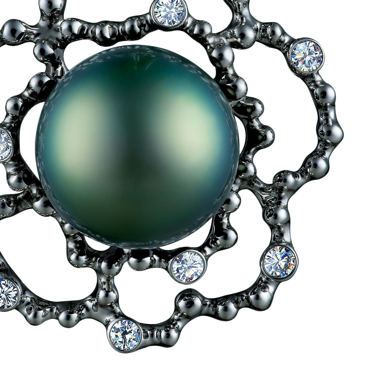 Contemporary 18 Karat White Gold Dark Tahitian Pearl and Diamonds Pendant For Sale