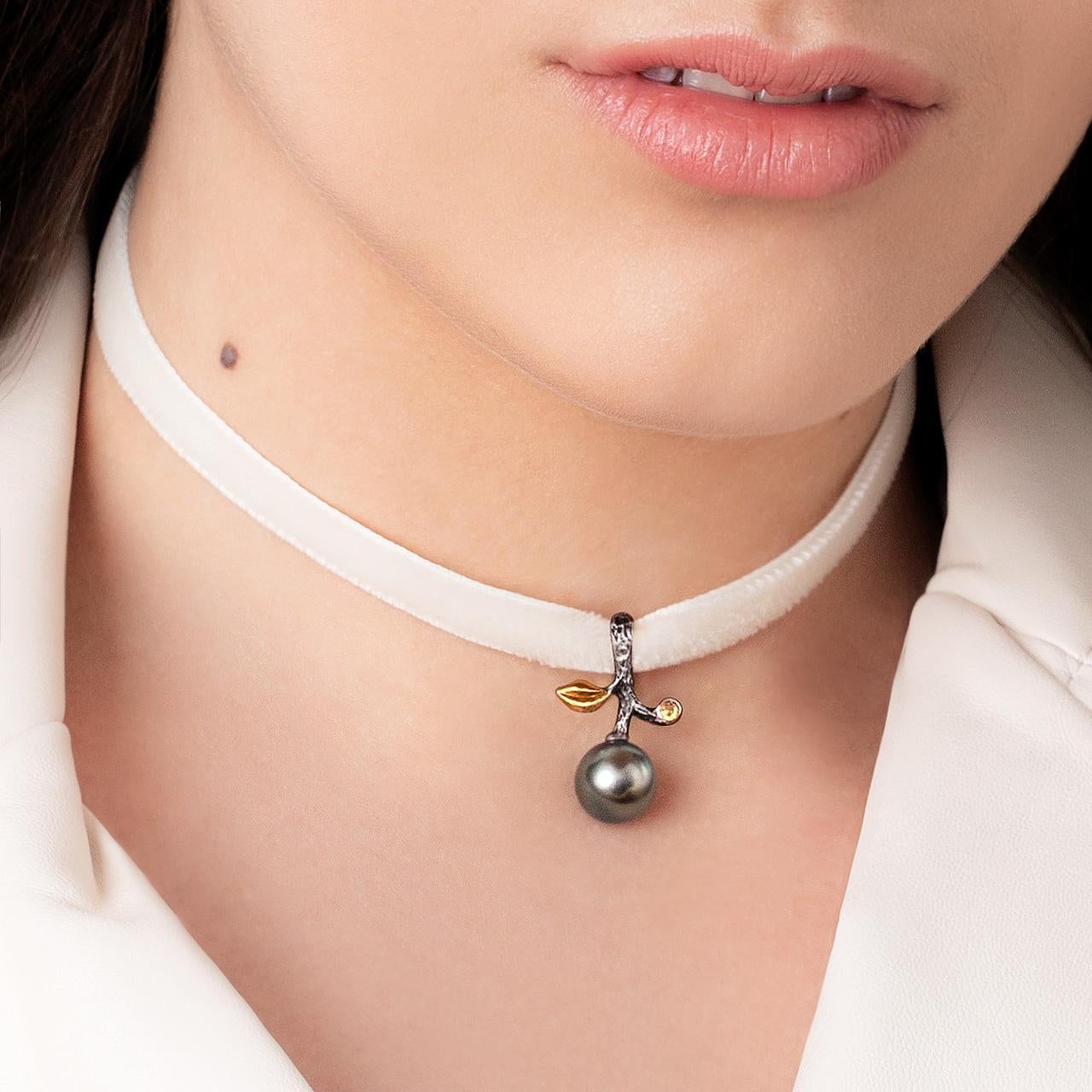 - 1 Round Yellow Sapphire - 0,06 ct
- 10-0,5 mm Dark Tahitian pearl
- 14K White Gold 
- Weight: 2.98 g
This pendant from the Eden collection features a lustrous Dark Tahitian pearl of 10-10,5 mm diameter. The design is complete with a yellow